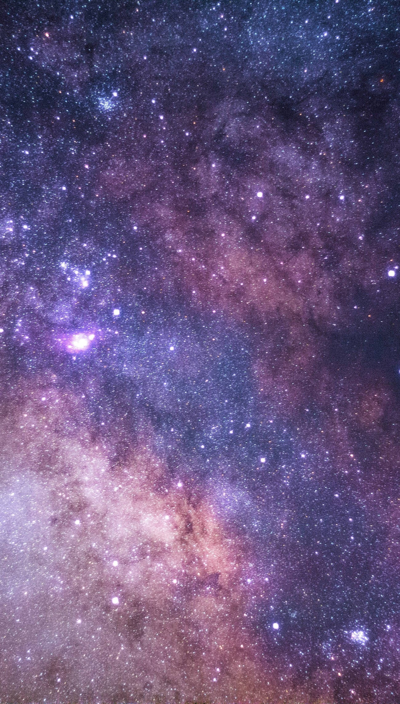 Stars 桌布 壁紙 — 令人嘆為觀止的銀河系景觀，紫色和粉紅色的星雲在繁星點點的宇宙背景下閃耀。