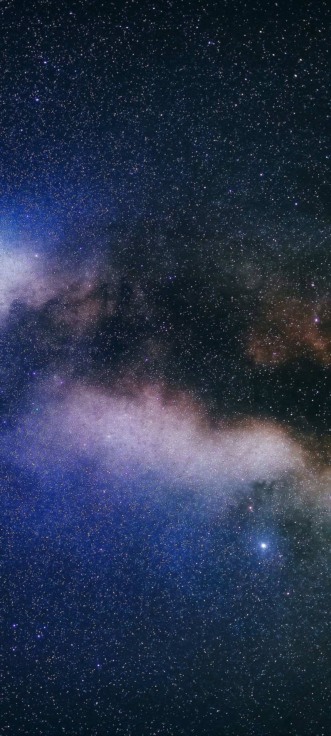 Cosmos 桌布 壁紙 — 令人嘆為觀止的銀河系景觀，紫色和藍色星雲在繁星點綴的夜空中閃耀。