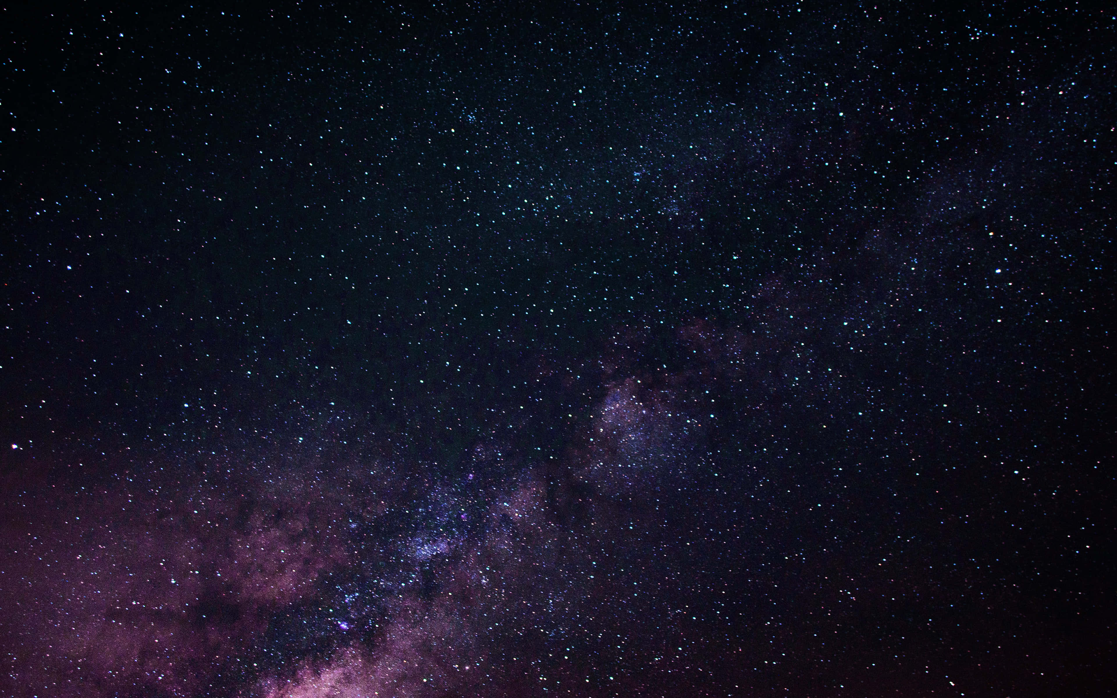 Black Space 桌布 壁紙 — 令人嘆為觀止的銀河系景觀，紫色和藍色星雲在繁星點點的夜空中閃耀。