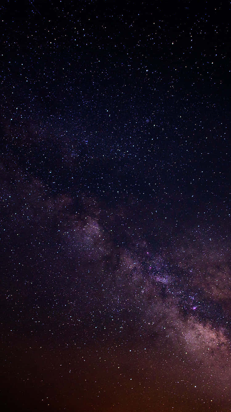 太空 桌布 壁紙 — 令人嘆為觀止的銀河系景觀，紫色和粉紅色的星雲在繁星點點的夜空中閃耀。