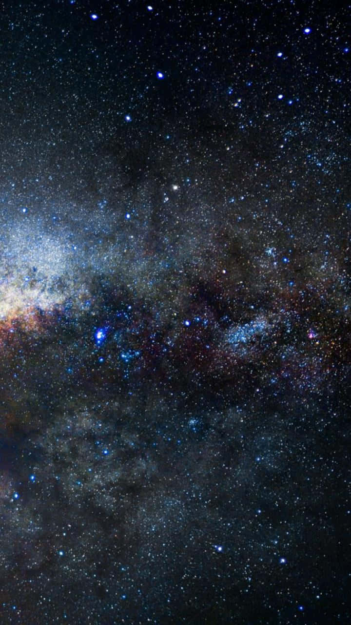 Sparkle Aesthetic 桌布 壁紙 — 令人嘆為觀止的銀河系景觀，藍色和橙色星雲在繁星點點的宇宙夜空中閃耀。