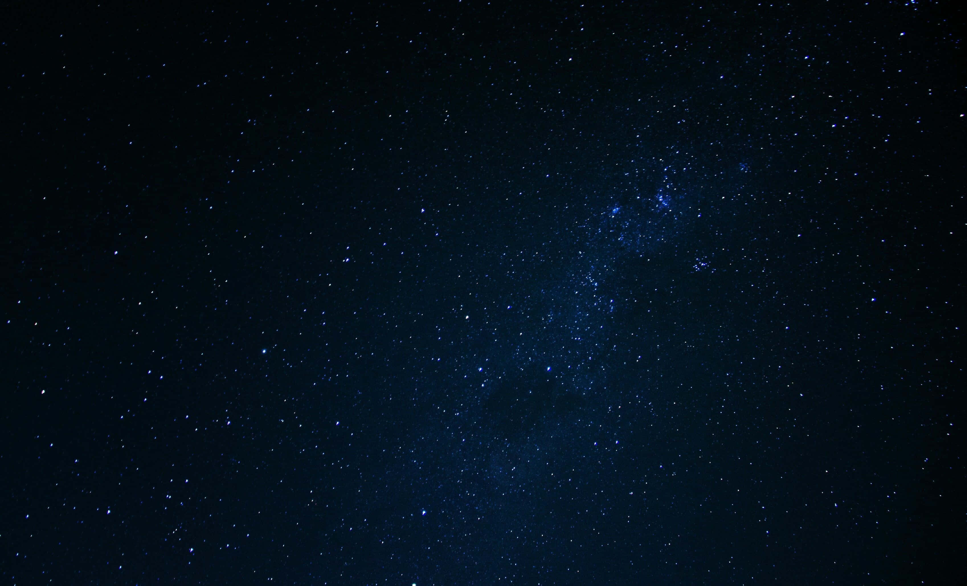 太空 桌布 壁紙 — 令人嘆為觀止的銀河系景觀，藍色星星在深邃的宇宙夜空中閃耀。
