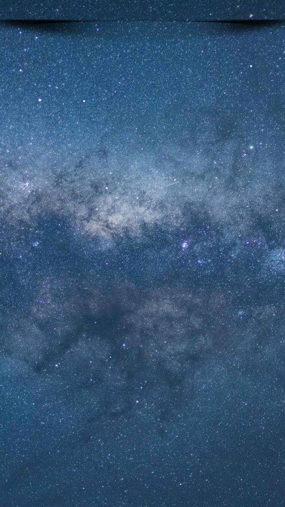 full HD phone 桌布 壁紙 — 令人嘆為觀止的銀河系景觀，閃爍著星星和宇宙塵埃，呈現深藍色和紫色調。