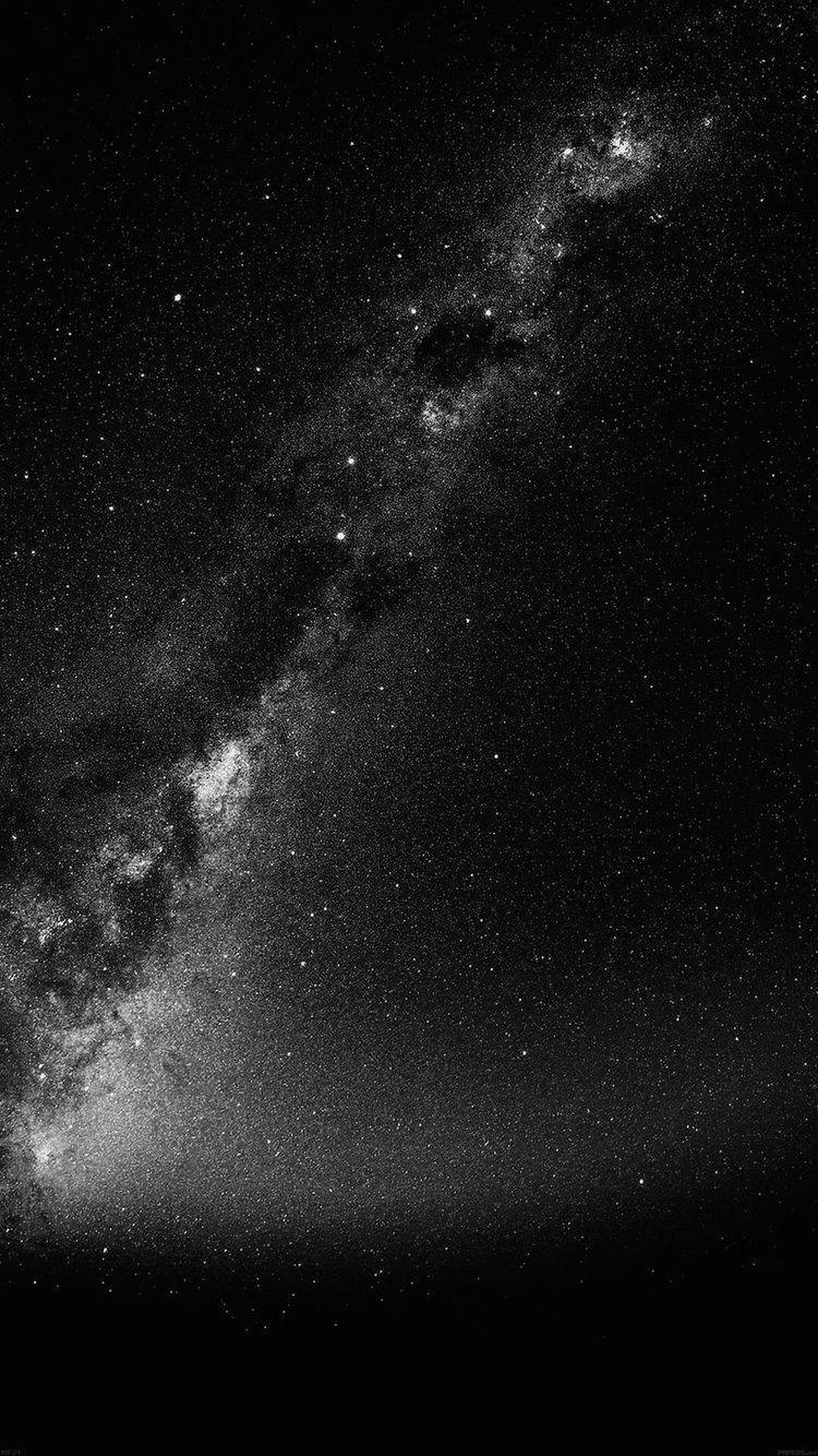 Stars 桌布 壁紙 — 令人嘆為觀止的黑白視角，銀河系斜跨佈滿星辰的夜空。