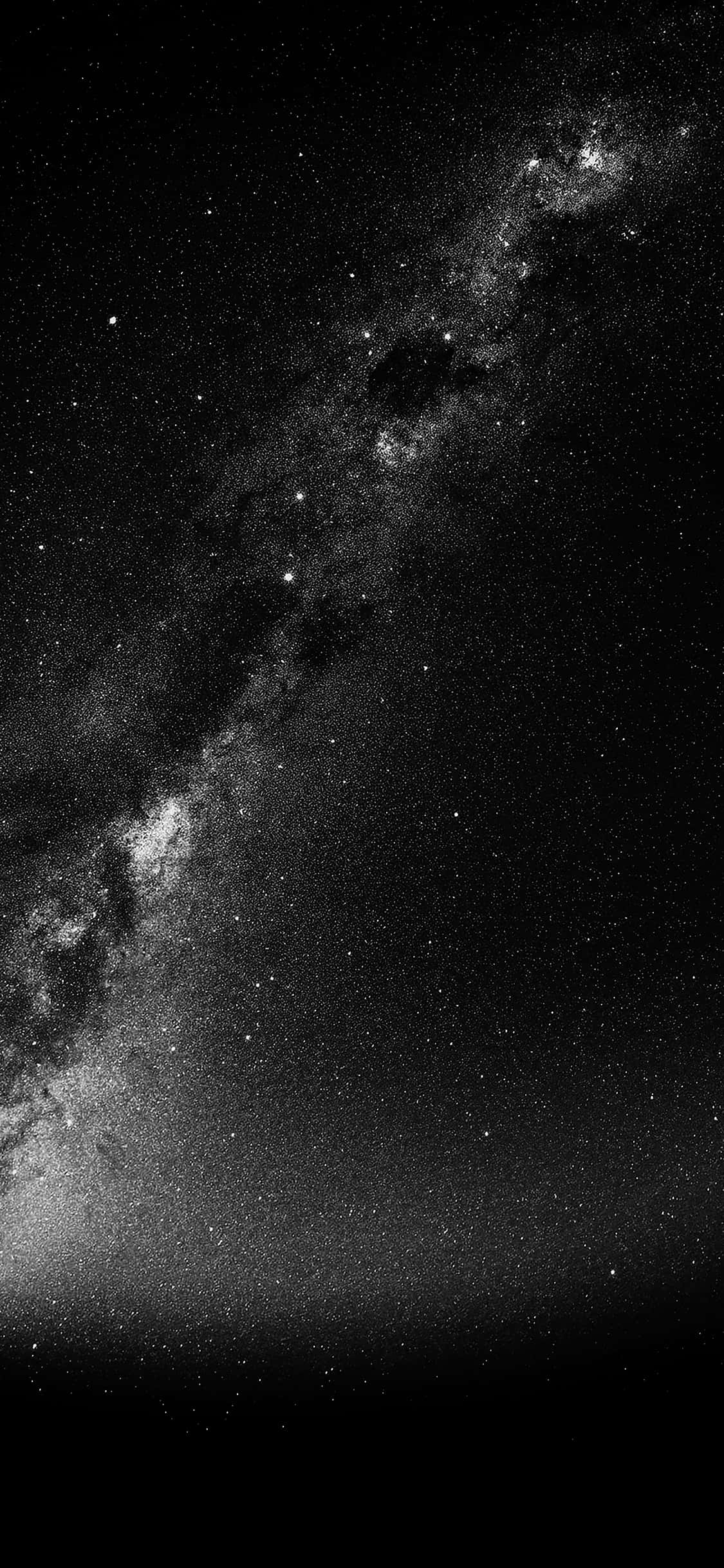桌布 壁紙 — 令人嘆為觀止的黑白銀河系景觀，斜跨佈滿星辰的夜空。