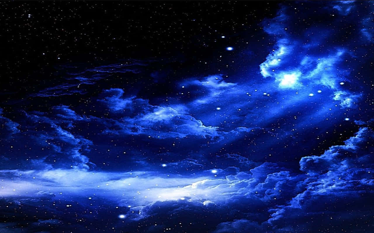 夜空 桌布 壁紙 — 令人屏息的夜空，充滿深藍色的雲朵和閃爍的星星，在發光的天光之下。