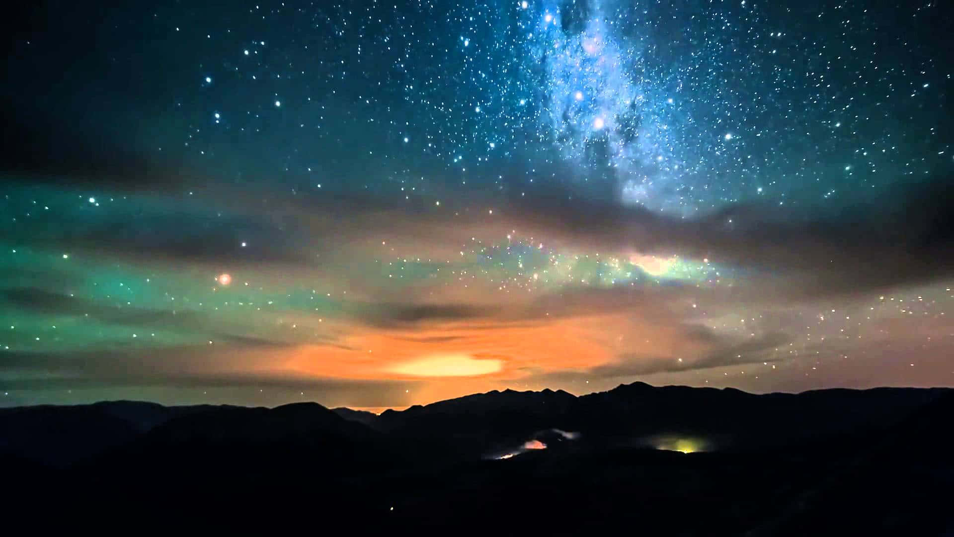 Mountain Landscape 桌布 壁紙 — 令人屏息的夜空，山巒剪影之上，有 vibrant 極光和密集星場，包括銀河。