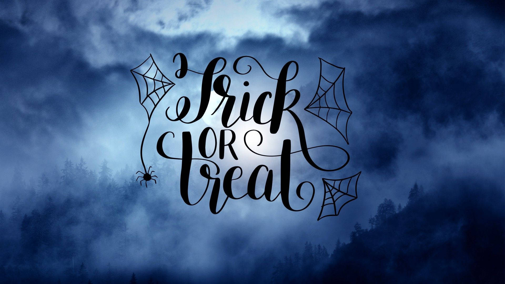 Trick or Treat 文字與蜘蛛網和蜘蛛，以夜間迷霧森林為背景。 — 萬聖節動圖 壁紙