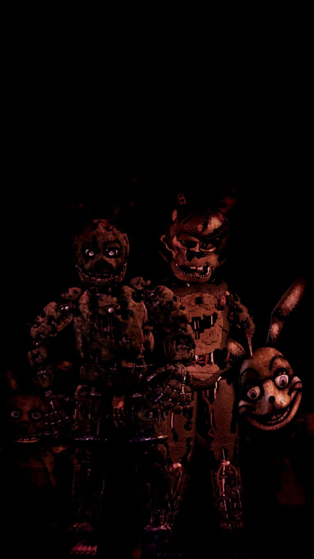 Scary Fnaf 桌布 壁紙 — 令人毛骨悚然的電子動畫角色，眼睛發光，站在黑暗中，他們破舊的臉龐和機械身體散發出詭異的紅光。