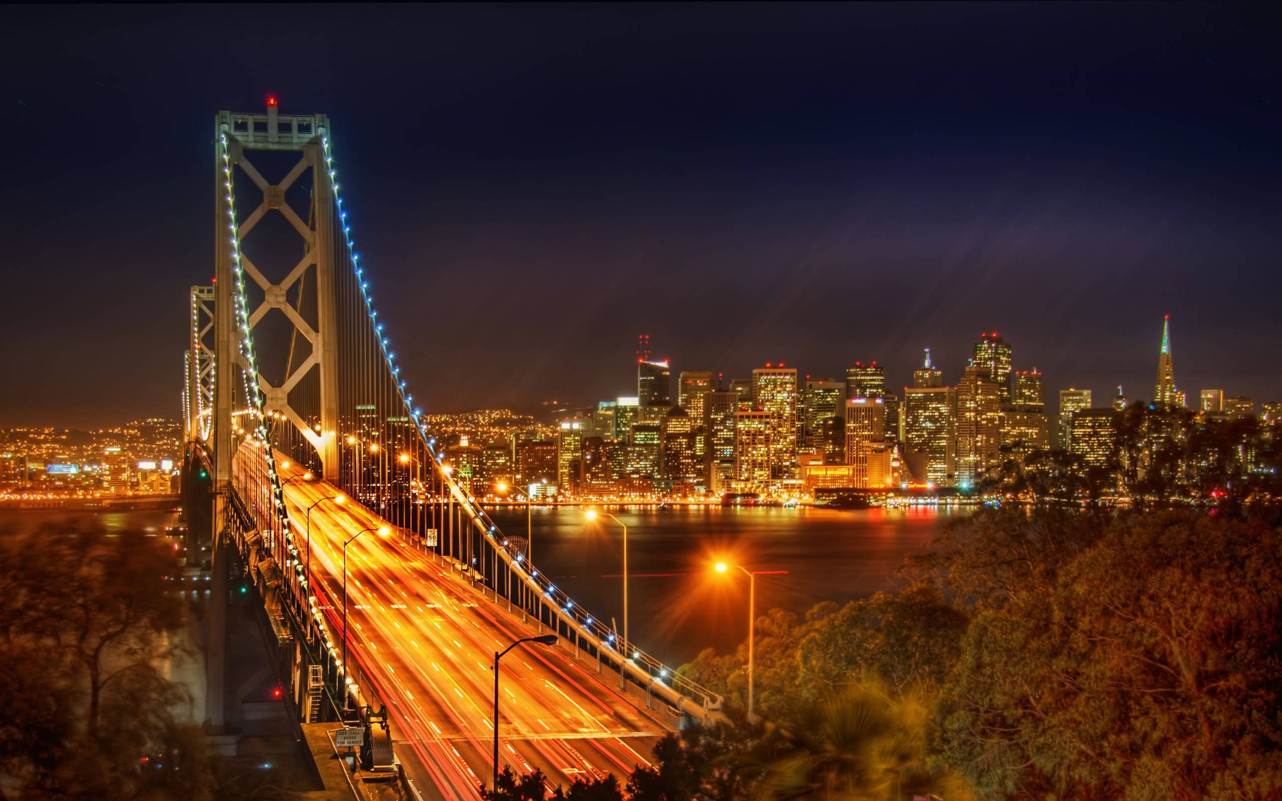 lights 桌布 壁紙 — 令人目眩的夜景，照亮的海灣大橋，車燈流光溢彩，舊金山天際線閃爍生輝。