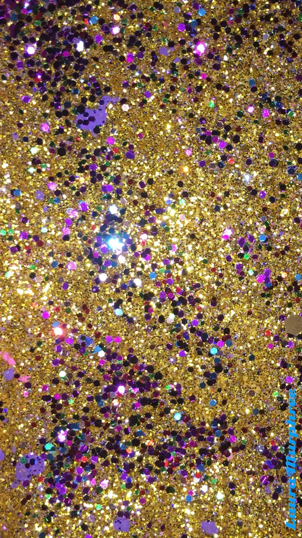 Gold Glitter 桌布 壁紙 — 令人目眩的近距離特寫，金色亮粉混合紫色和黑色閃光，捕捉到明亮光線。