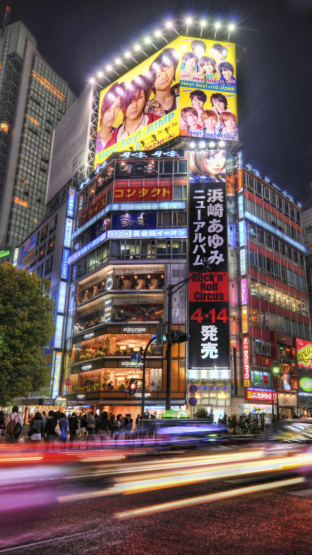 time lapse 桌布 壁紙 — 令人眼花撩亂的東京夜景，霓虹燈閃爍的摩天大樓、發光的廣告看板和流動的車燈，捕捉城市活力。