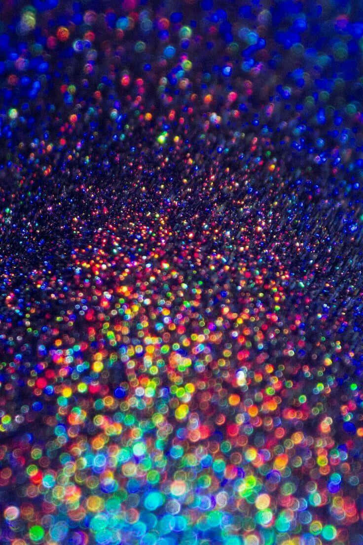 霓虹美學 桌布 壁紙 — 令人眼花撩亂的特寫鏡頭，多色閃粉顆粒在黑暗背景上發光。