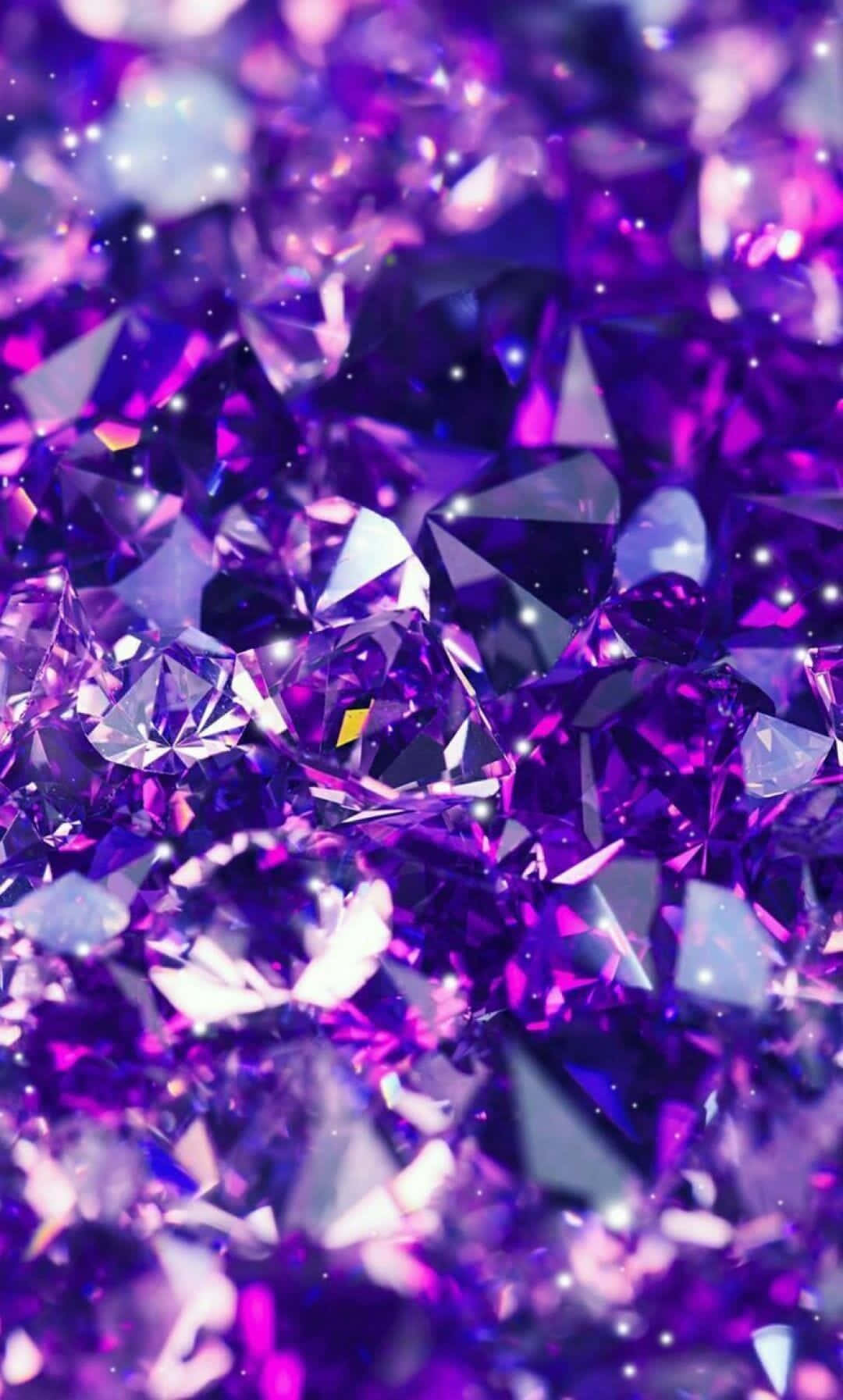 Diamond Aesthetic 桌布 壁紙 — 令人眼花撩亂的紫色寶石特寫，帶有鋒利的刻面和發光的高光。