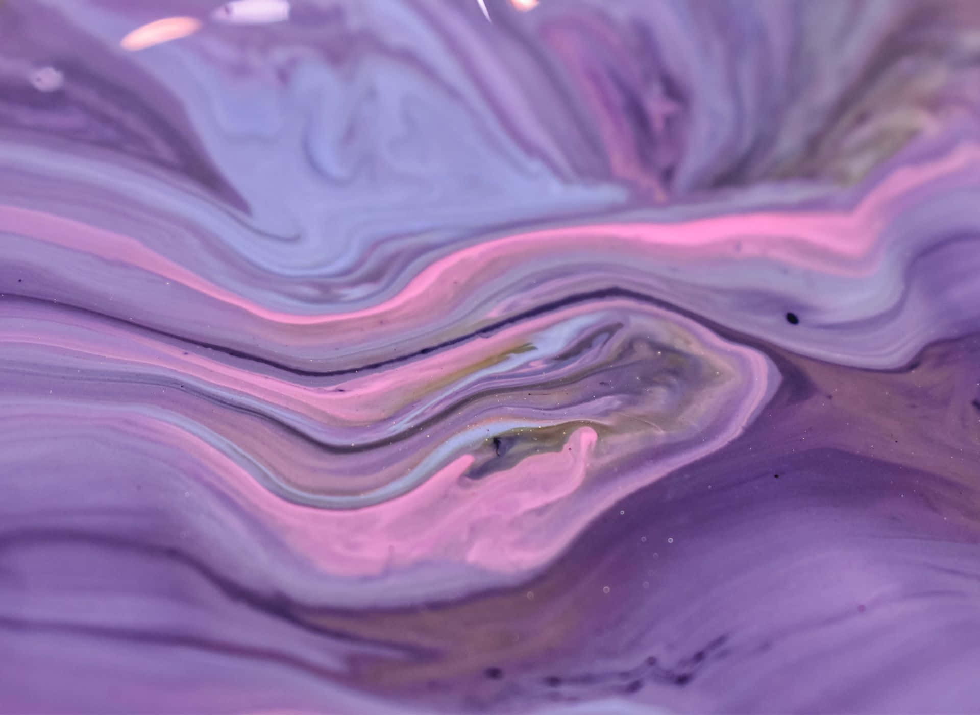 HD Marble 桌布 壁紙 — 令人著迷的薰衣草色和粉紅色液體顏料漩渦特寫，創造出流暢的有機圖案。