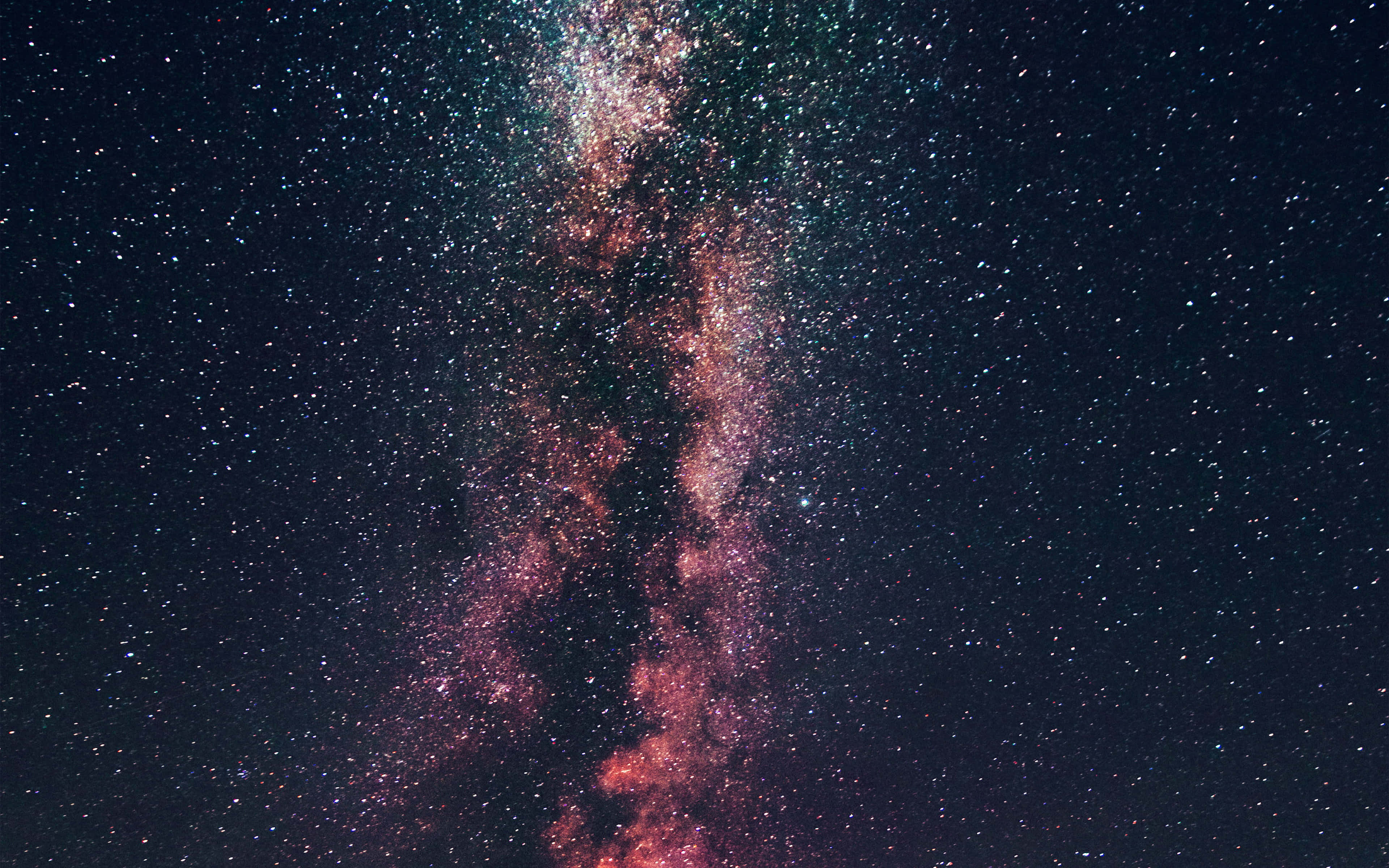 Star Sky 桌布 壁紙 — 令人驚嘆的垂直視角，展現銀河系在繁星點點的夜空中散發粉紅和藍綠色星雲的光芒。