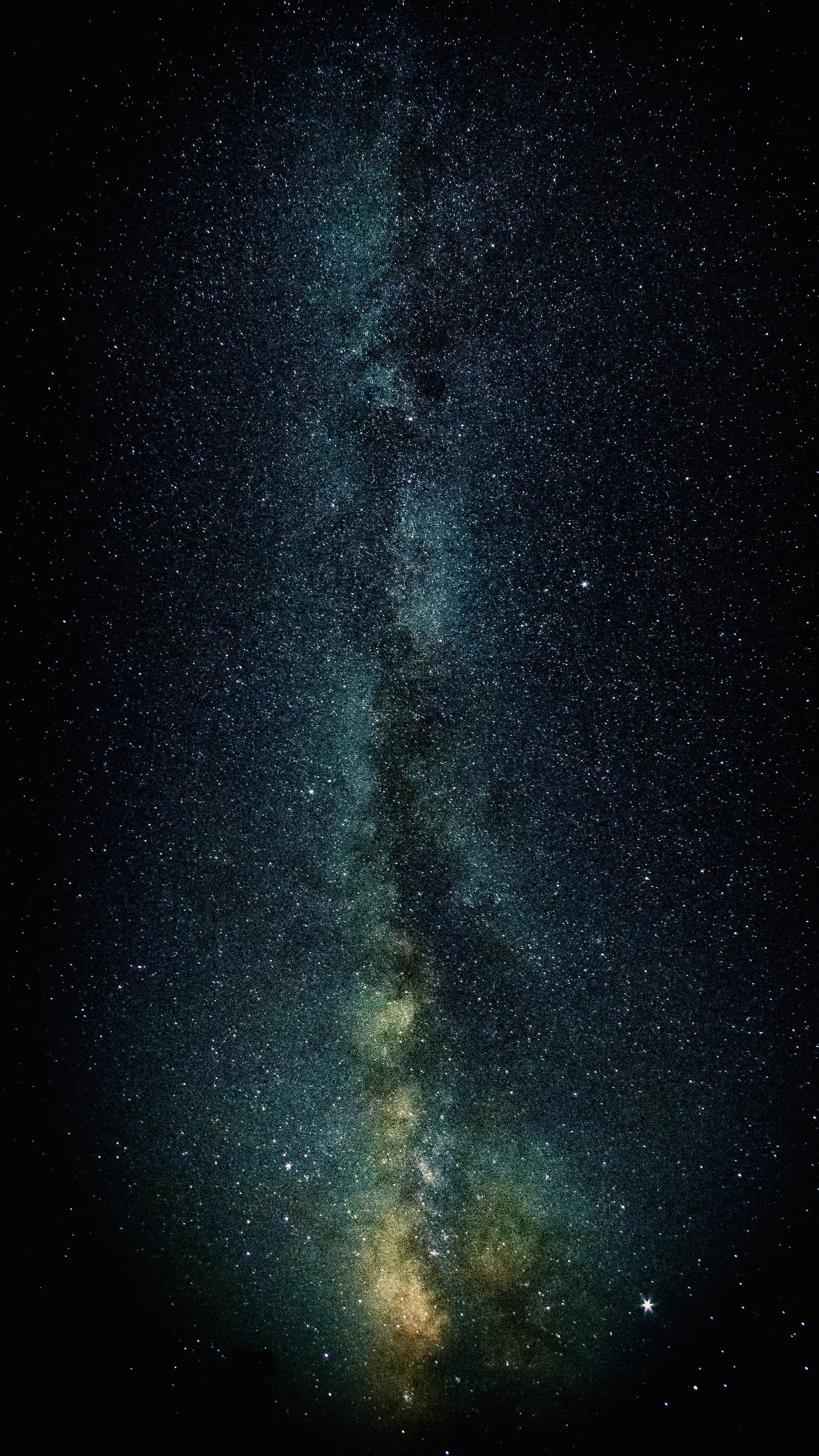 Stars 桌布 壁紙 — 令人驚嘆的垂直視角，銀河系在繁星點點的黑色天空中閃耀著青綠色和金色。
