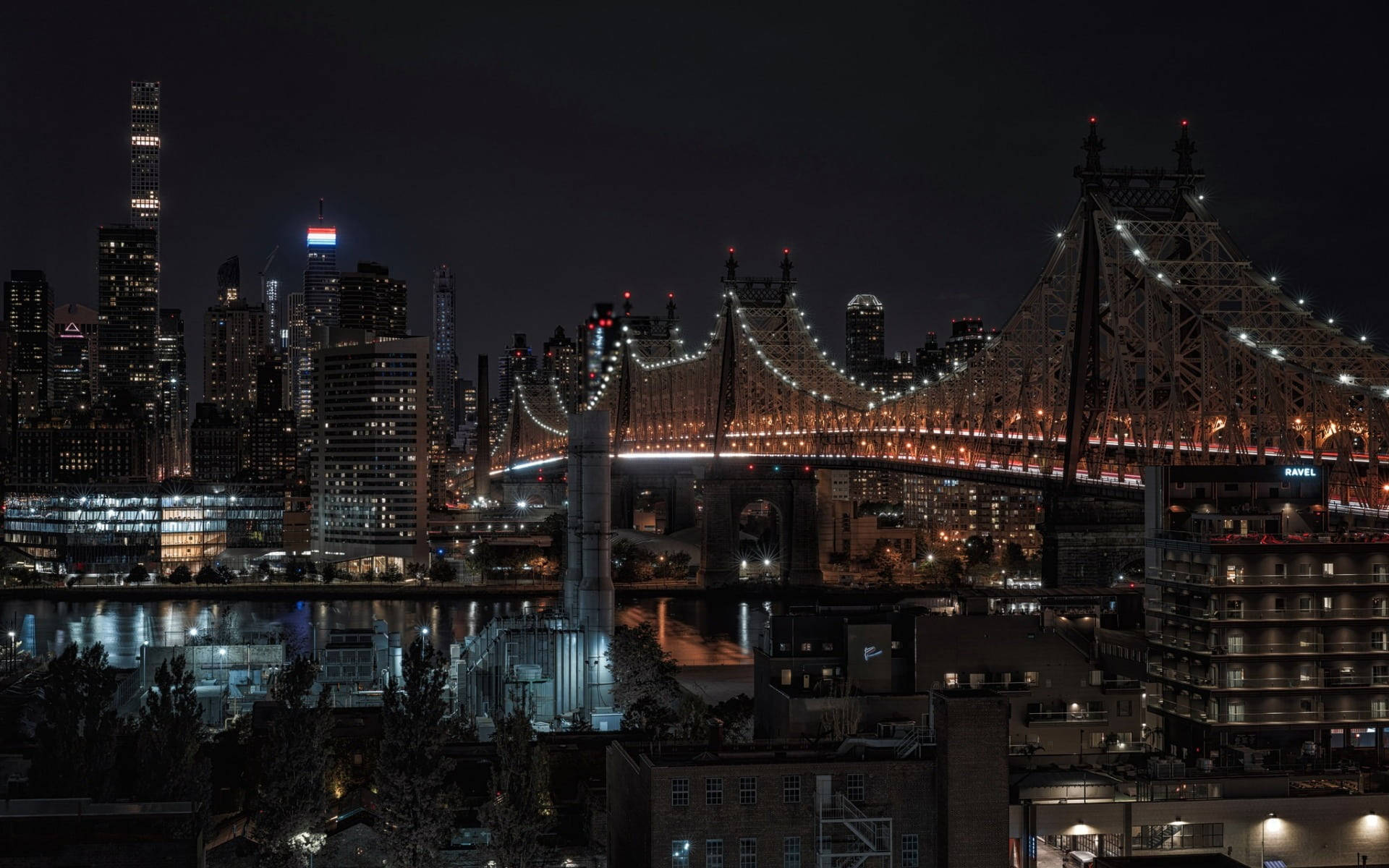 New 桌布 壁紙 — 令人驚嘆的夜景，照亮了的曼哈頓大橋和紐約市天際線倒映在水中。