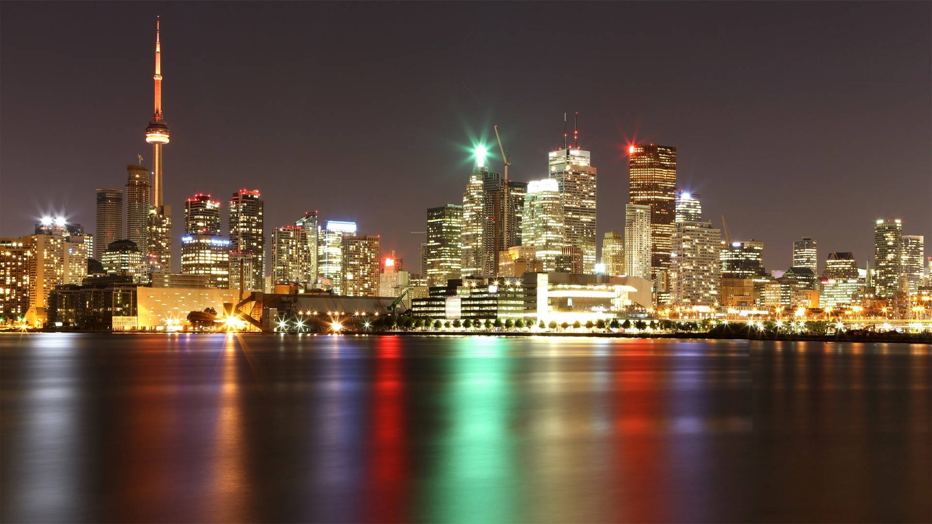 City At Night 桌布 壁紙 — 令人驚嘆的夜景城市景觀，燈火通明的摩天大樓和閃爍的CN塔倒映在平靜的水面上。