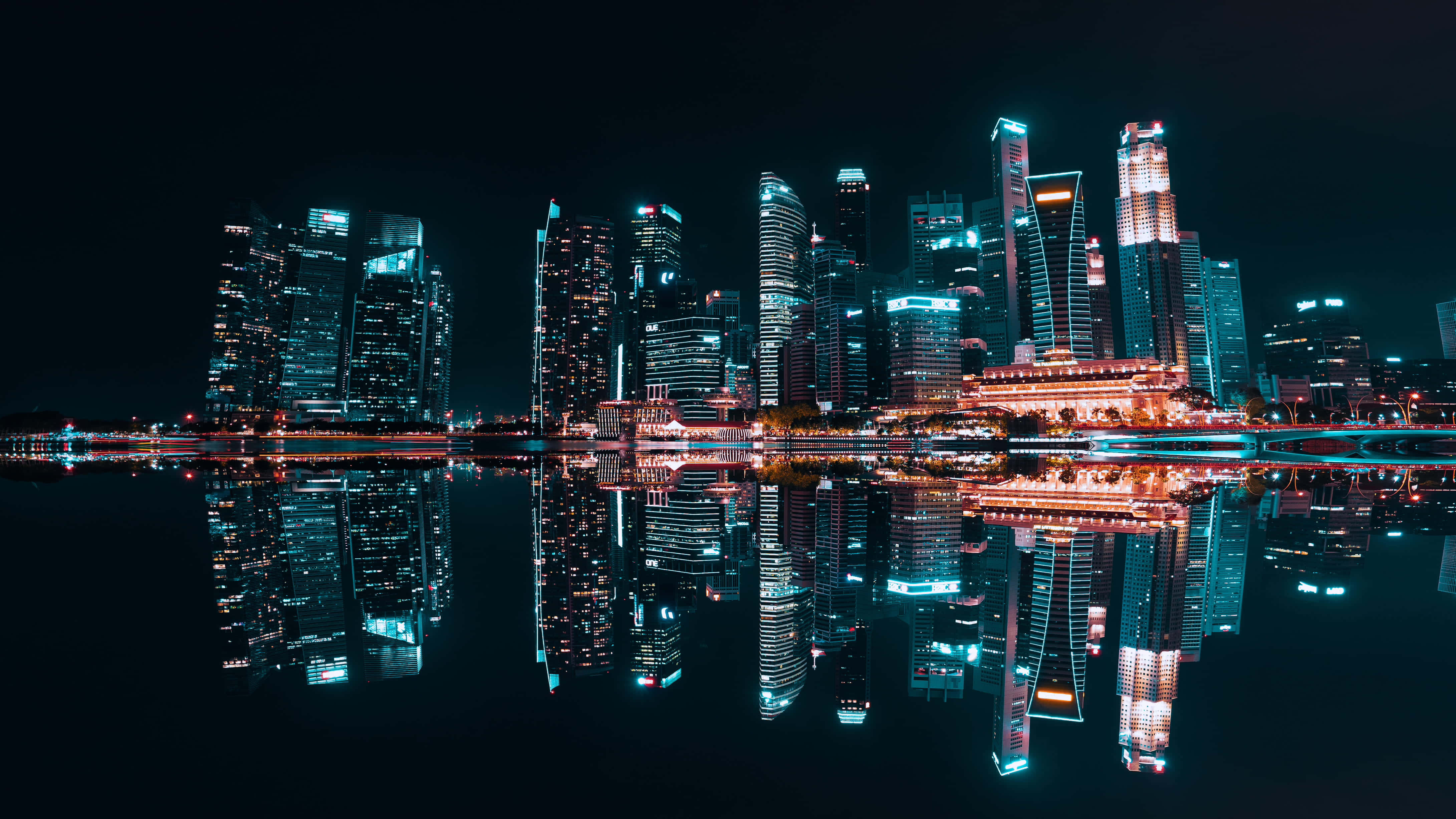 天際線 桌布 壁紙 — 令人驚嘆的夜景城市景觀，高聳的摩天大樓與充滿活力的霓虹燈完美地倒映在平靜的水面上。
