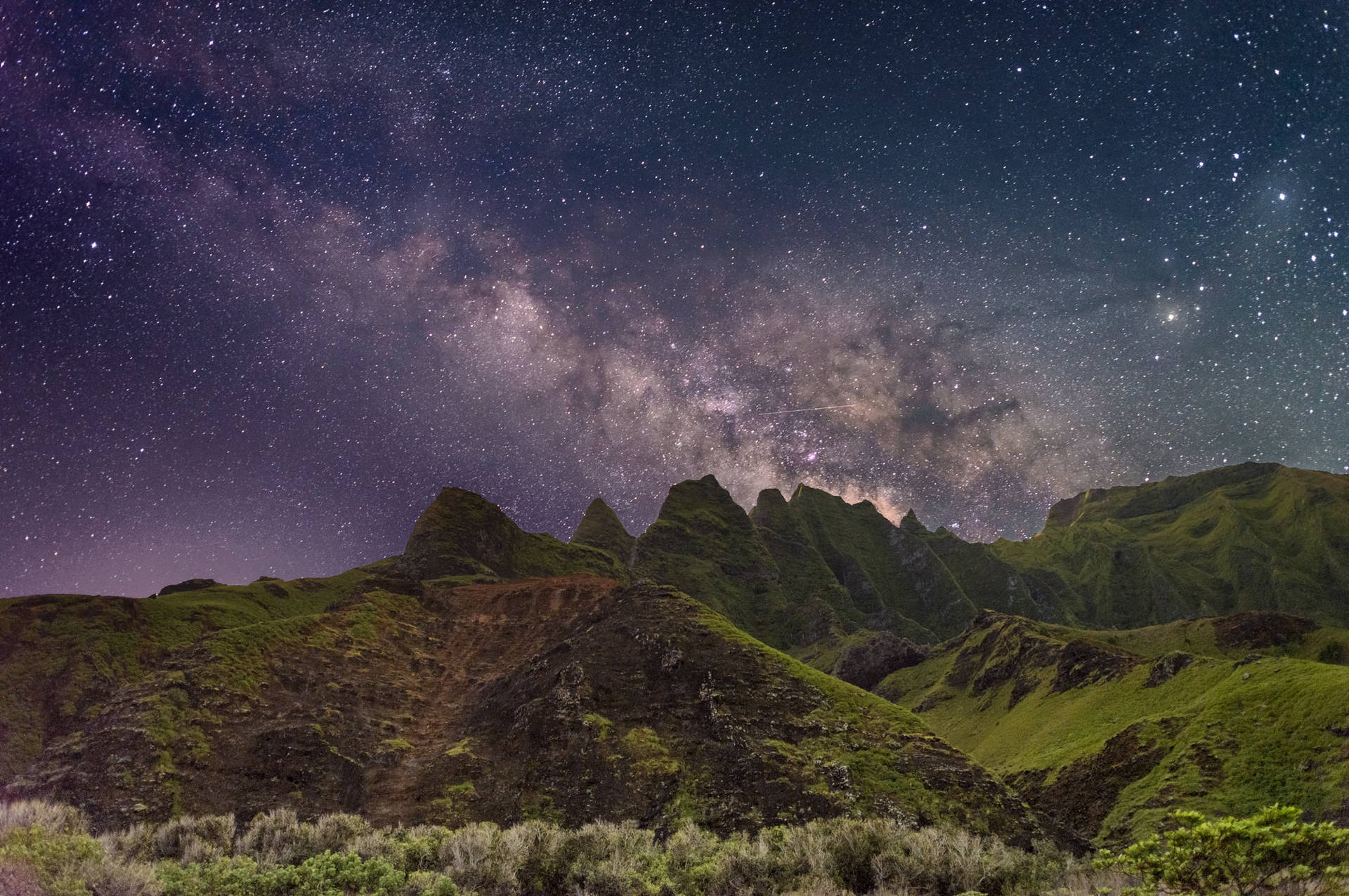 在繁星點點的夜空下，崎嶇的綠色山脈，銀河清晰可見。 — 夏威夷 壁紙