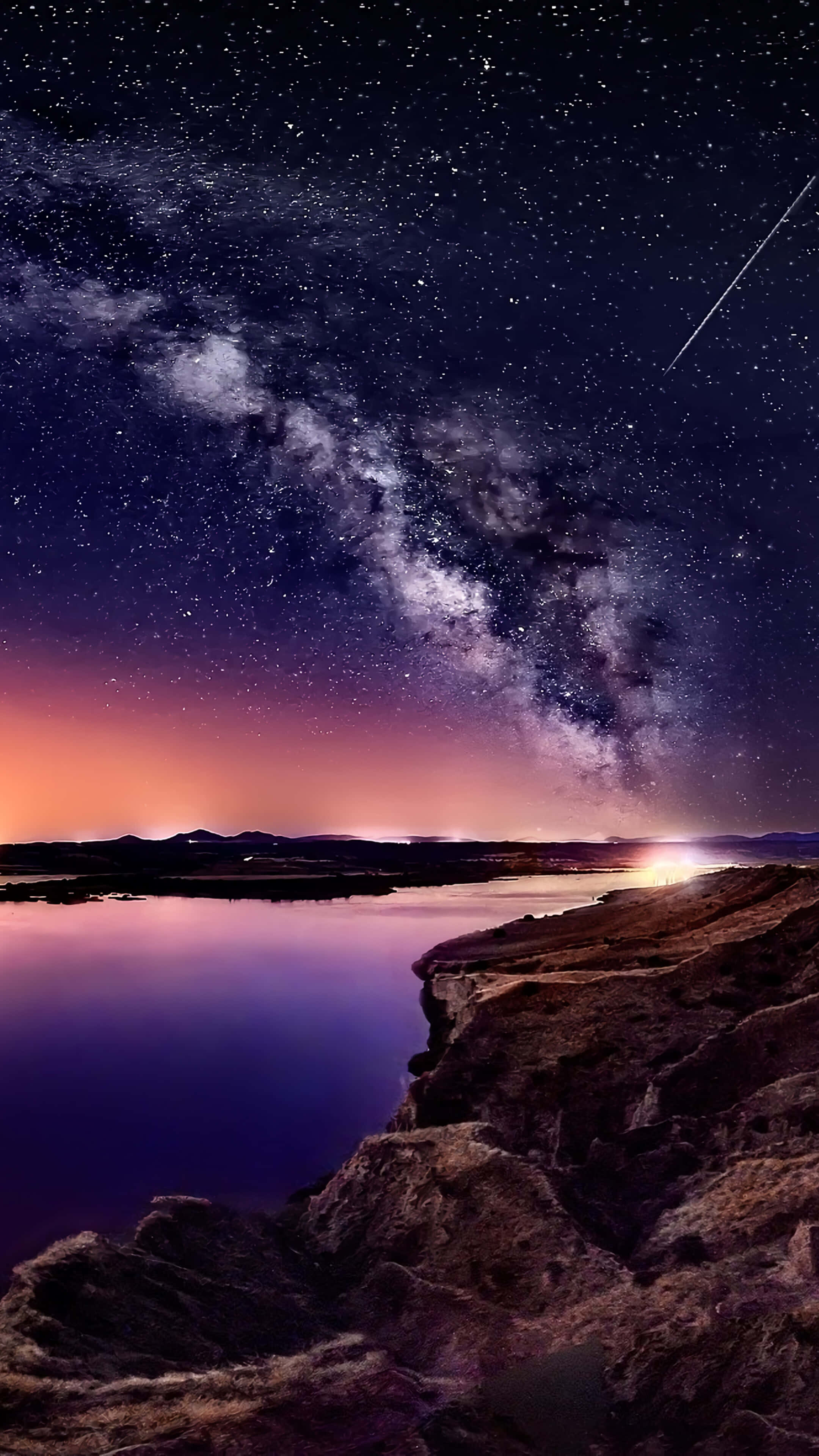 Star Sky 桌布 壁紙 — 令人驚嘆的夜空景觀，銀河拱跨平靜的湖面，地平線發光，流星劃過星空。