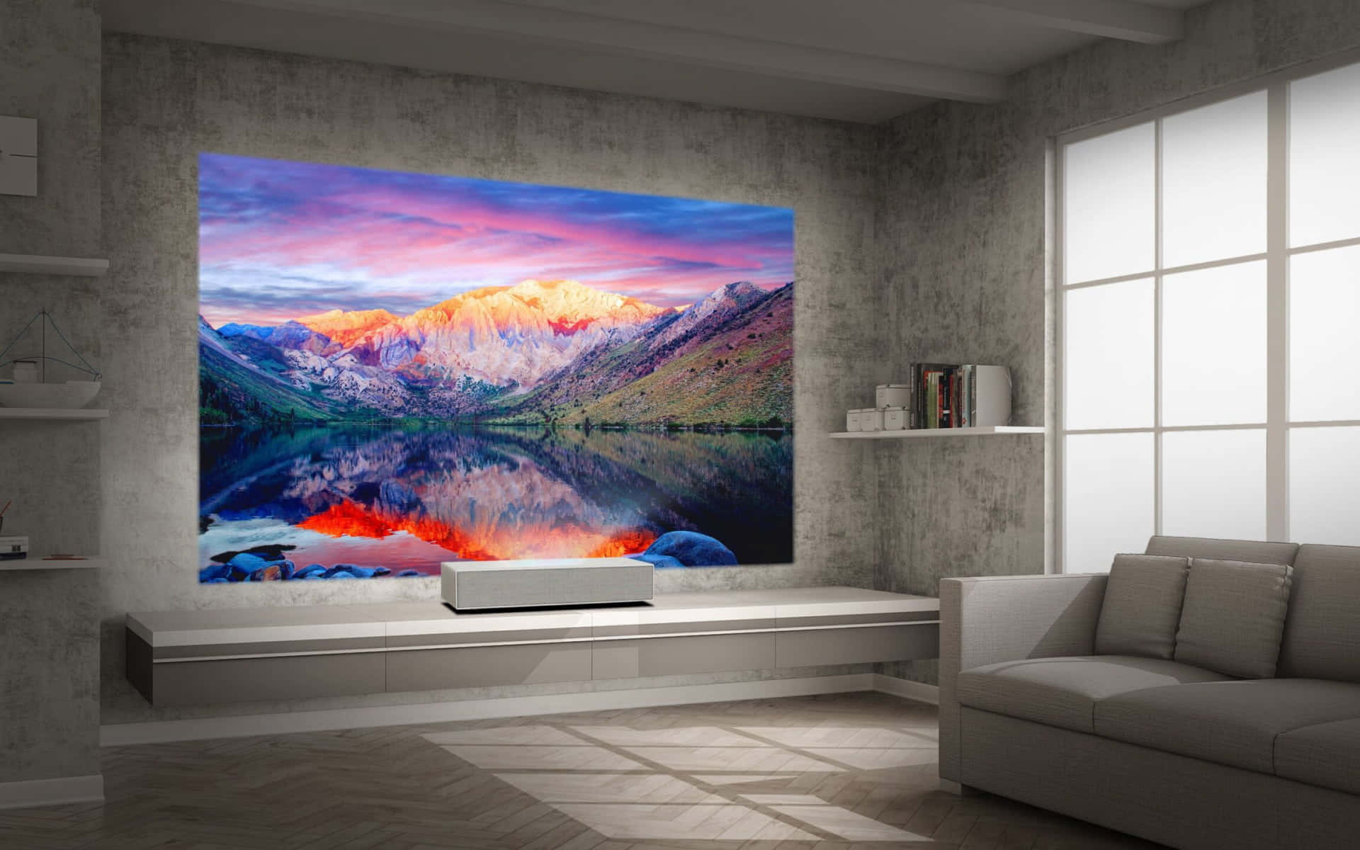 Living Room 桌布 壁紙 — 令人驚嘆的山景日落，火紅色的橙色山峰倒映在平靜的湖面上，顯示在現代客廳的大型壁掛式螢幕上。