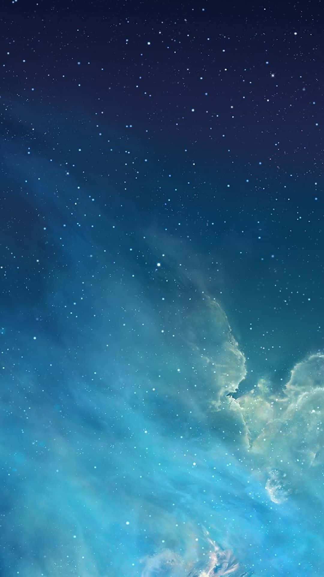 iOS 桌布 壁紙 — 令人驚嘆的星空夜景，藍色和藍綠色星雲在深靛藍色太空中柔和地旋轉發光。