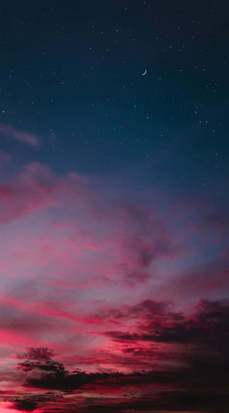 Beautiful Sky 桌布 壁紙 — 令人驚嘆的暮色天空，點綴著鮮豔的粉紅雲彩和一彎新月，上方是星光閃爍的深藍色蒼穹。