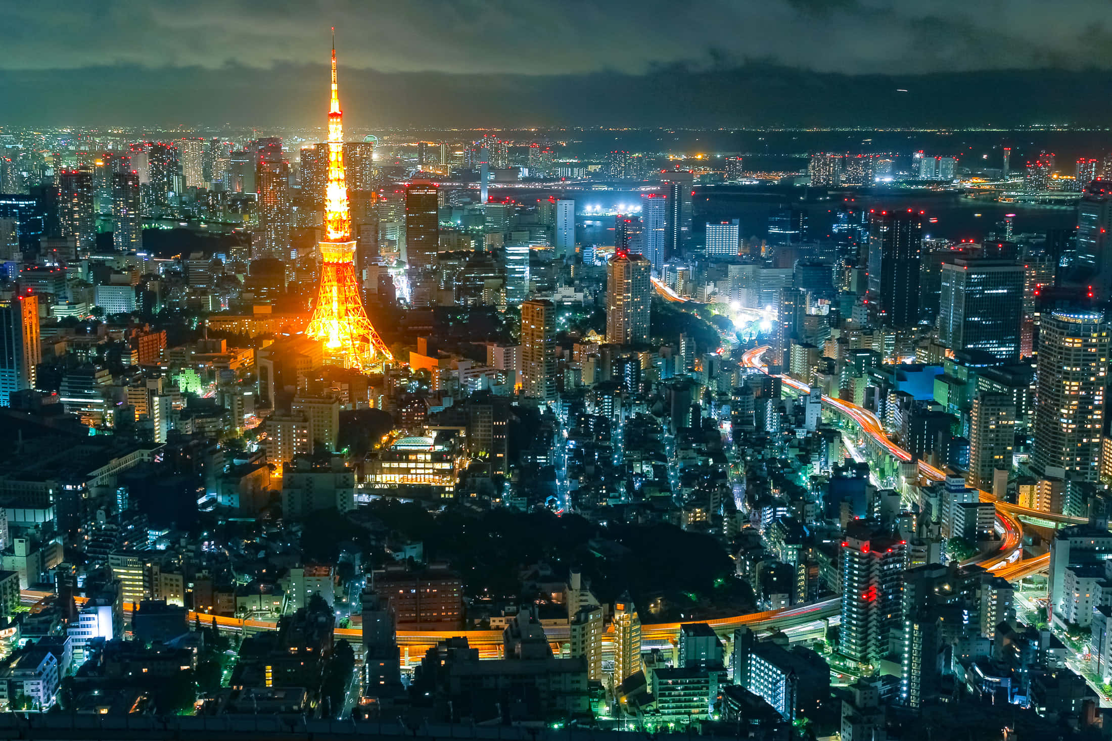 東京鐵塔 桌布 壁紙 — 令人驚嘆的東京夜間鳥瞰圖，展示了閃耀的東京塔和廣闊的燈火輝煌的城市景觀。