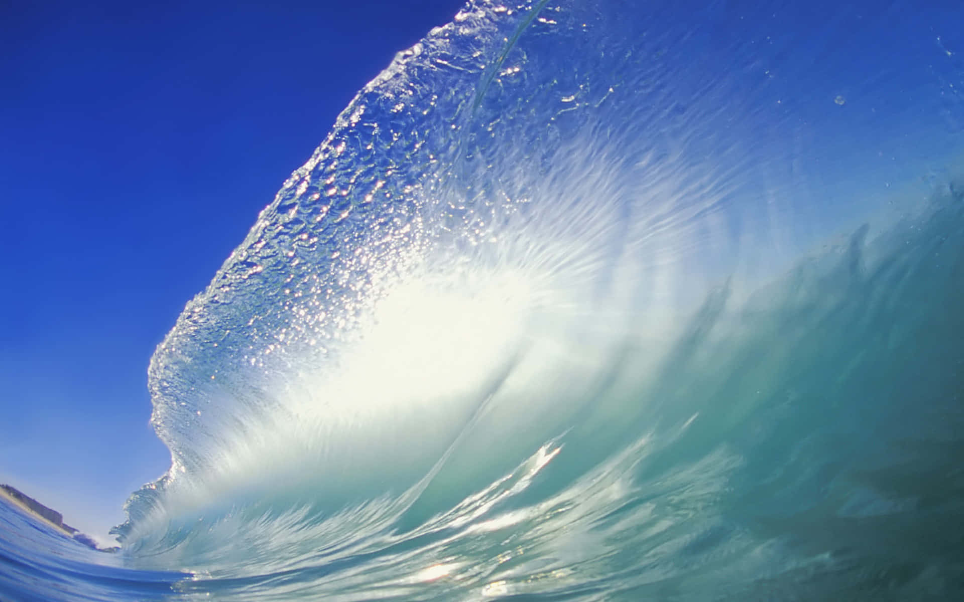 Wave 桌布 壁紙 — 令人驚嘆的水下視角，巨大的海浪在頭頂翻捲，陽光穿透其半透明的藍綠色水牆。