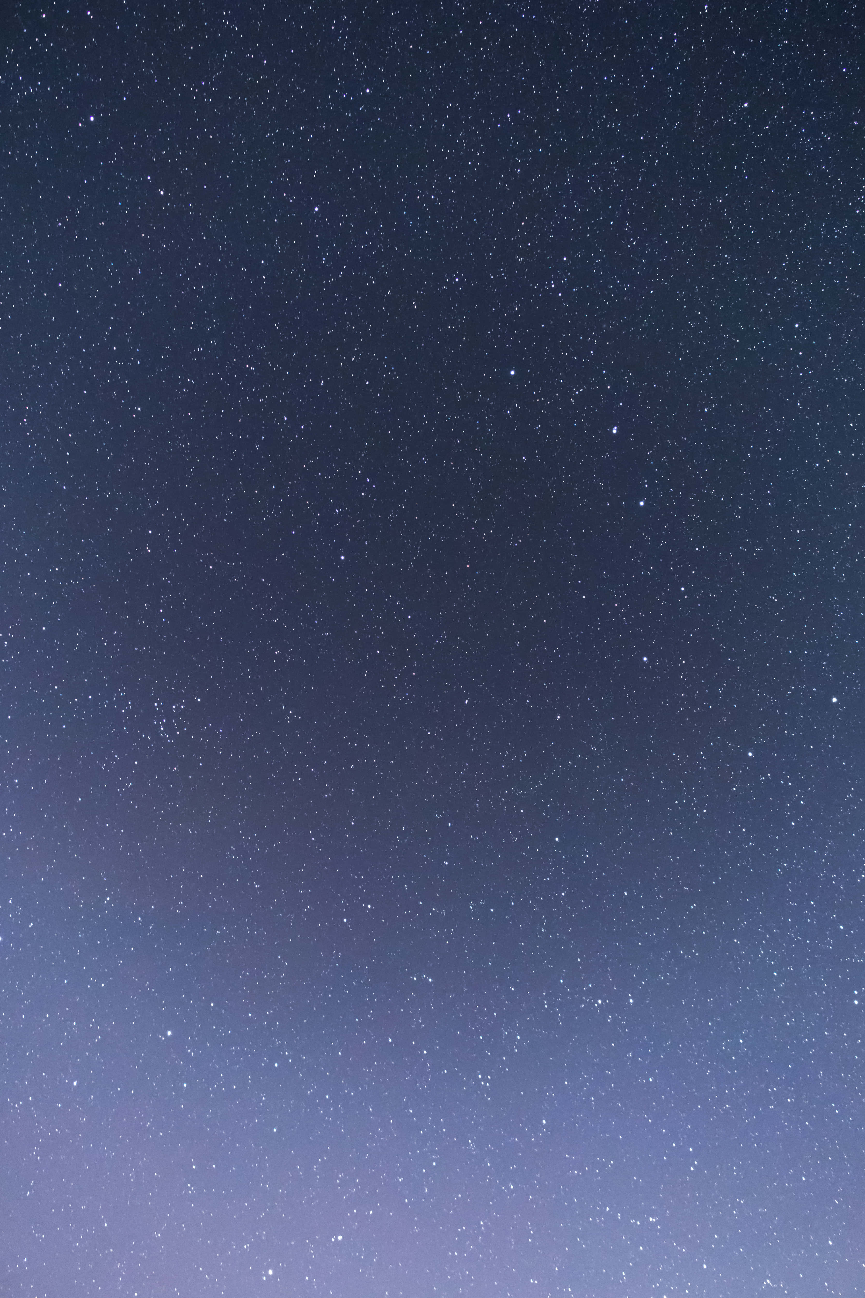 夜空 桌布 壁紙 — 令人驚嘆的漸變夜空，充滿無數閃爍的星星，從深靛藍漸變到柔和的薰衣草色。