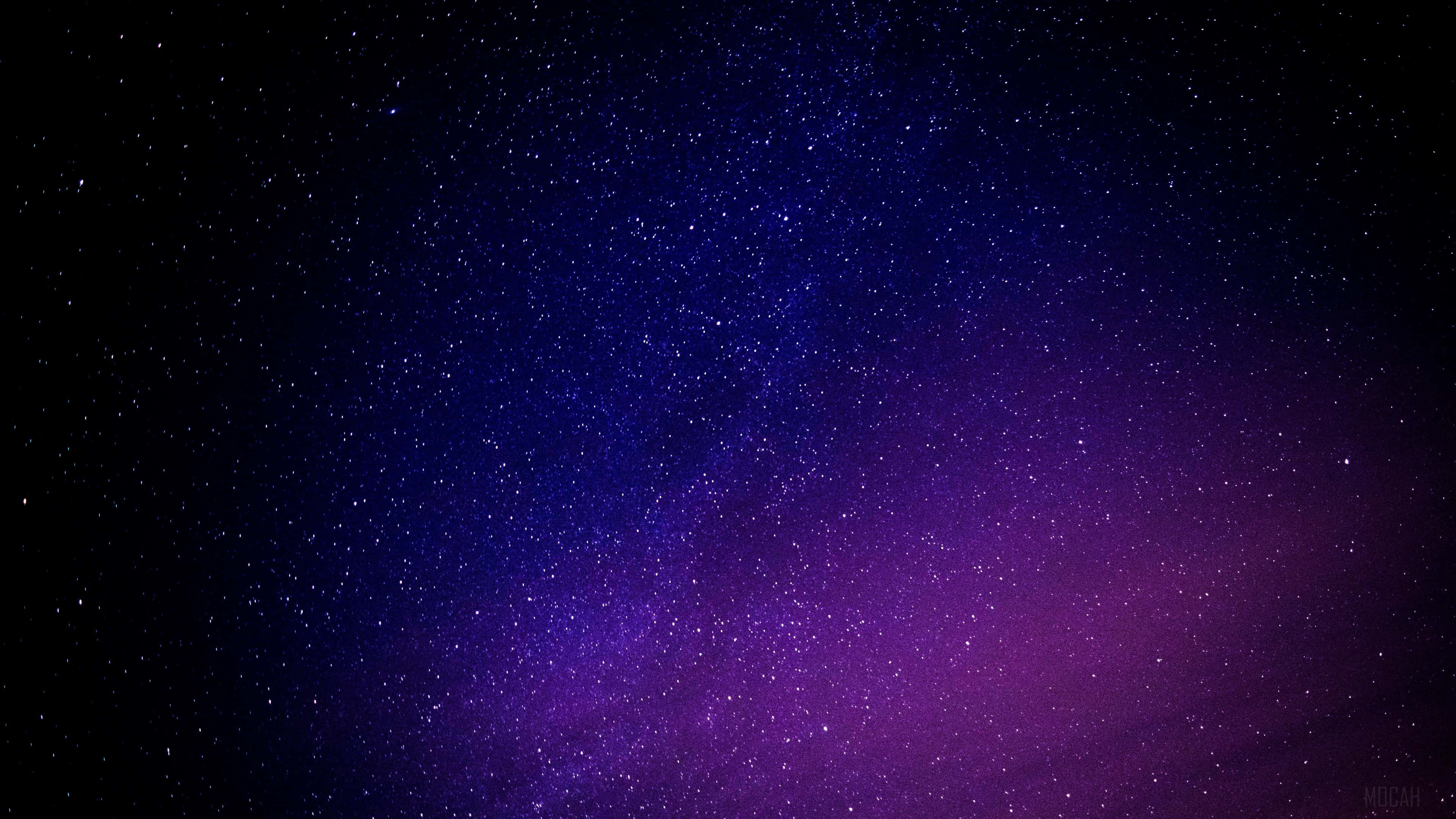 夜空 桌布 壁紙 — 令人驚嘆的漸變夜空，從深靛藍過渡到充滿活力的紫色，點綴著無數閃爍的星星。