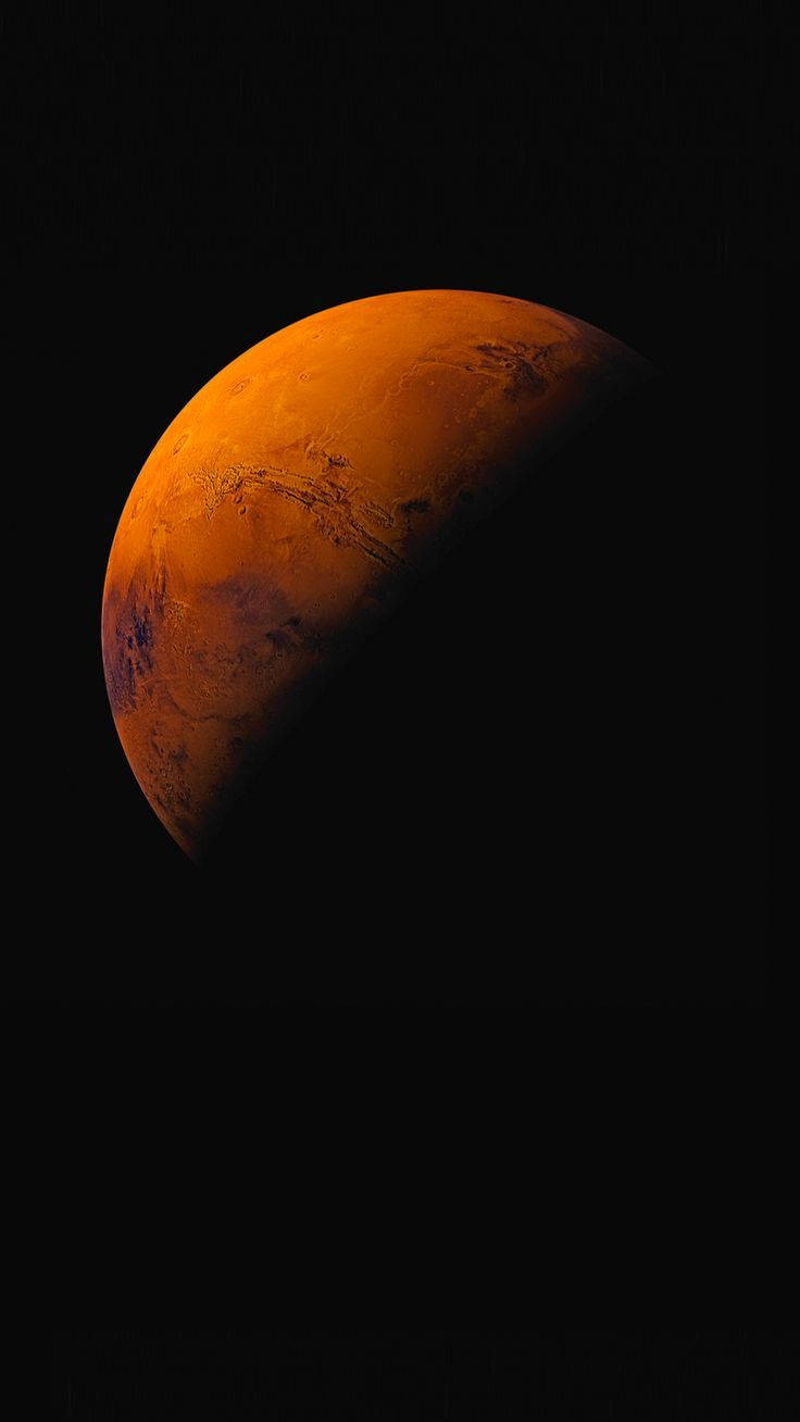 火星 桌布 壁紙 — 令人驚嘆的火星新月景觀，在太空的黑暗中發出橙色光芒，表面紋理清晰可見。