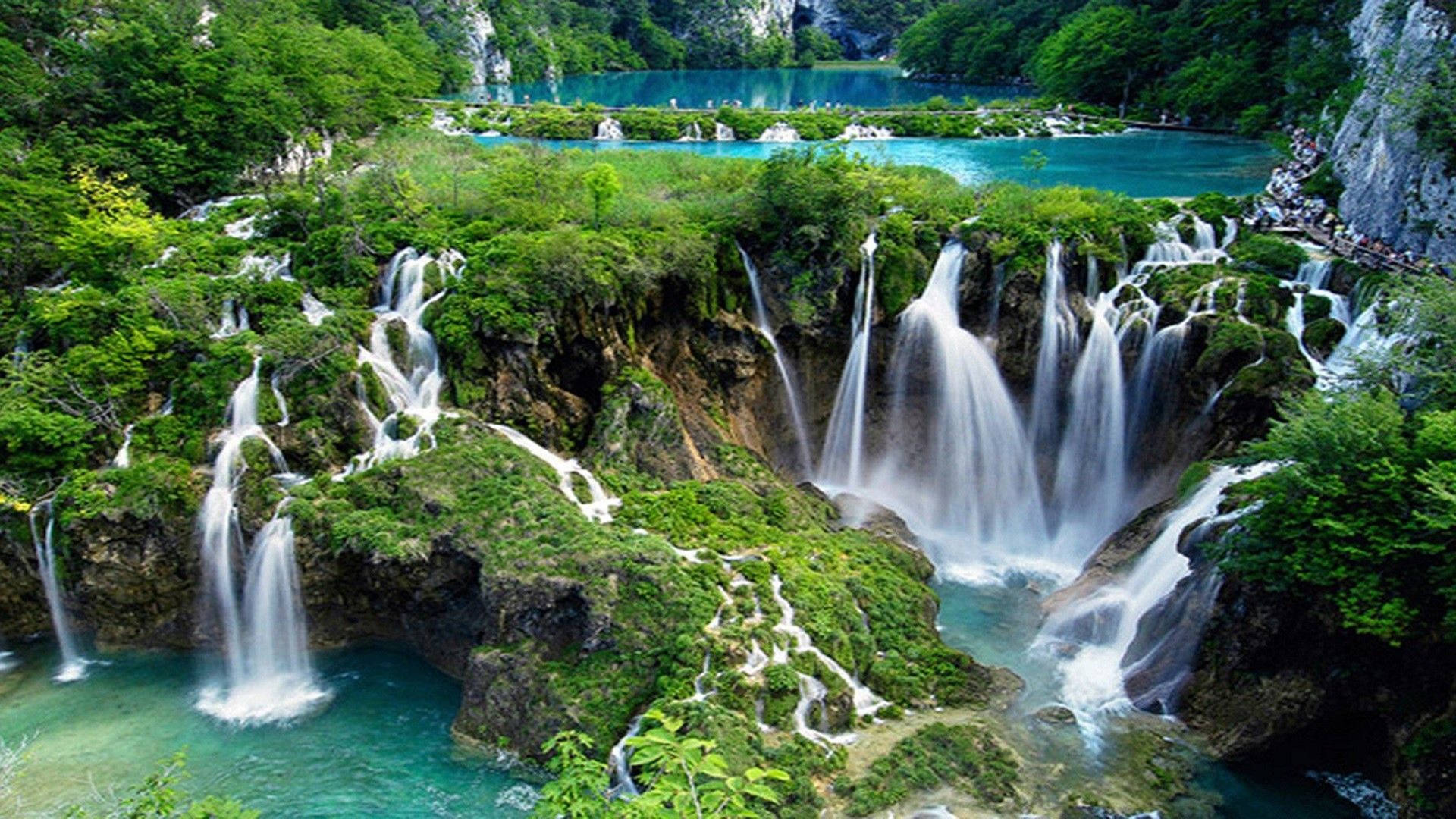 Croatia 桌布 壁紙 — 令人驚嘆的碧綠瀑布從長滿苔蘚的懸崖傾瀉而下，流入被茂密綠色森林環繞的翠綠水池。
