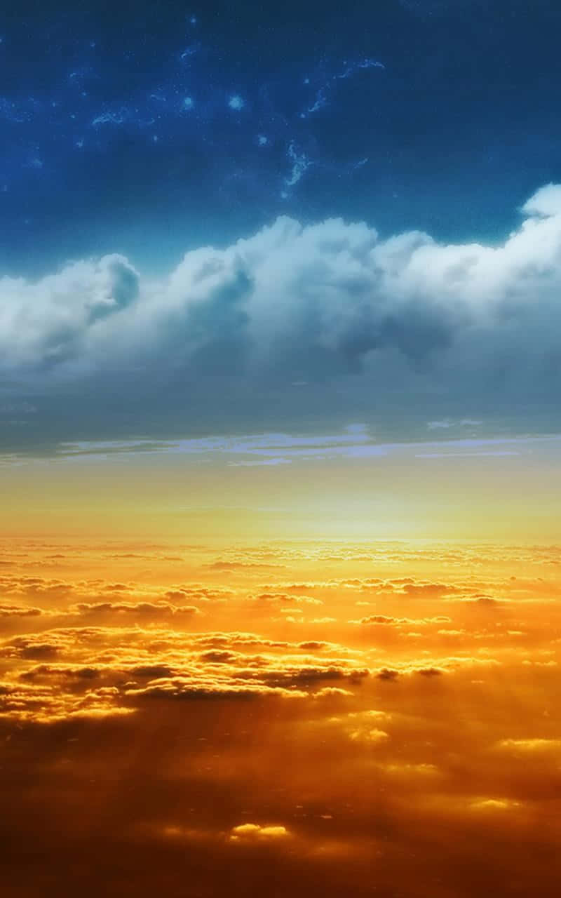 800x1280 桌布 壁紙 — 令人驚嘆的空中視角，雲朵沐浴在金色夕陽光中，上方是繁星點點的夜空。