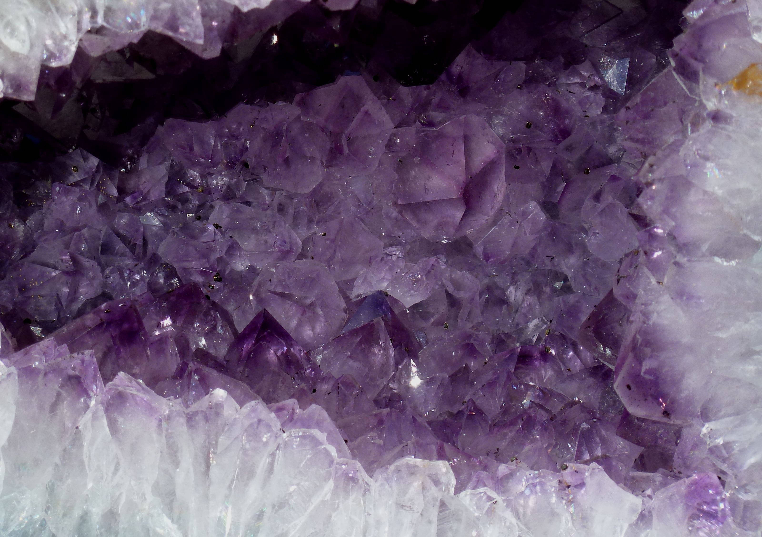 紫水晶 桌布 壁紙 — 令人驚嘆的紫水晶晶洞特寫，展現出複雜的紫色晶體結構和閃閃發光的刻面。