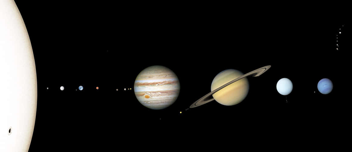 太陽系 桌布 壁紙 — 令人驚嘆的行星排列，包括木星和土星，背景是繁星點點的黑色虛空，左側有一個巨大的天體。