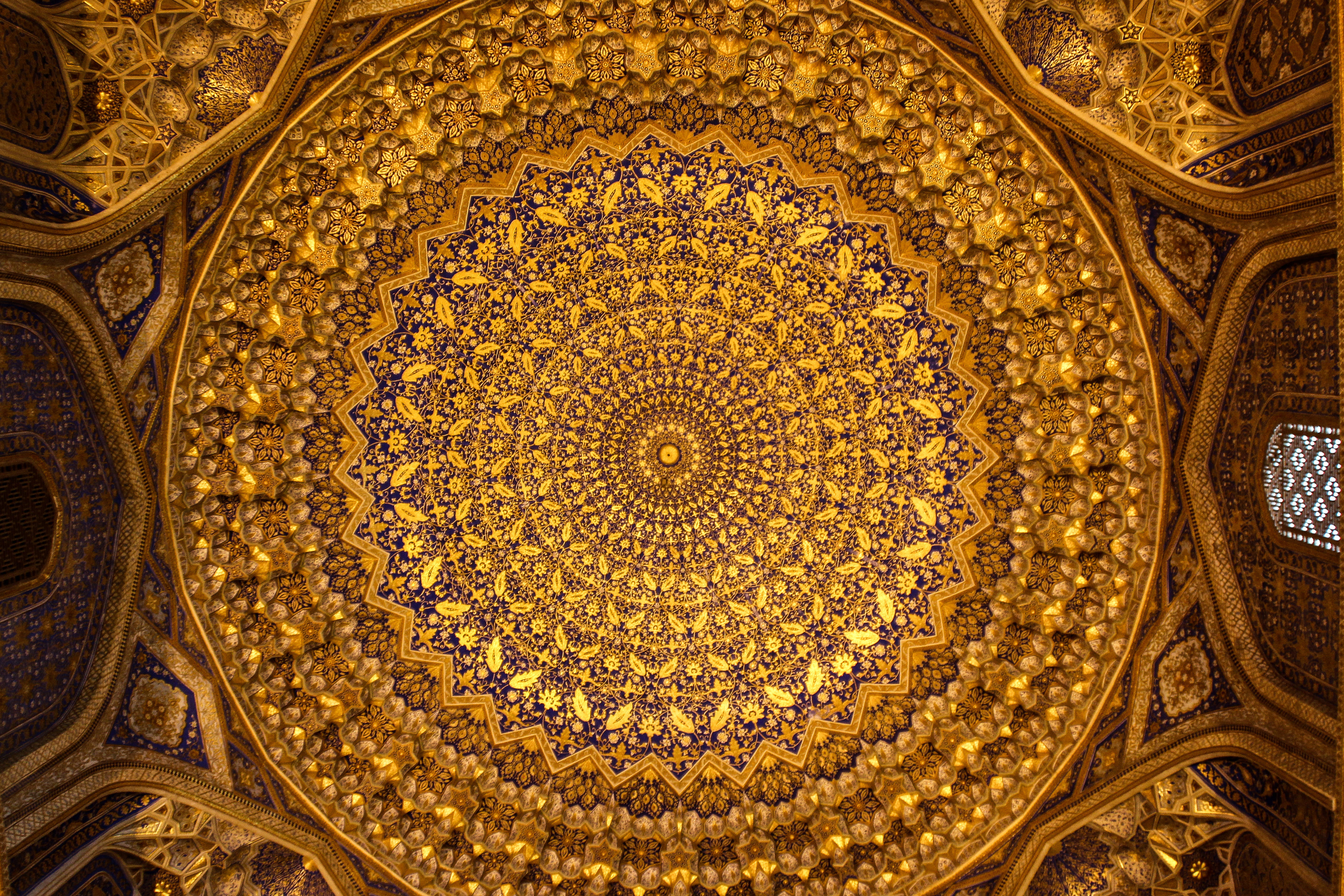 Uzbekistan 桌布 壁紙 — 令人驚嘆的金色伊斯蘭圓頂天花板，帶有從中心點輻射出的複雜幾何和花卉圖案。