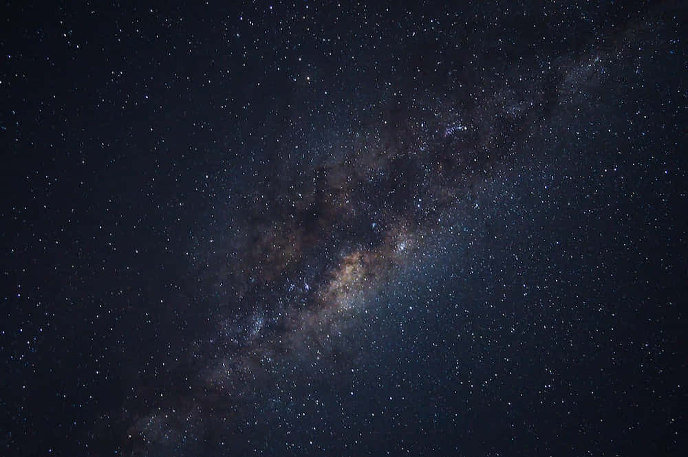 太空 桌布 壁紙 — 令人驚嘆的銀河系景觀，在深靛藍色的夜空中閃爍著無數恆星和宇宙塵埃。