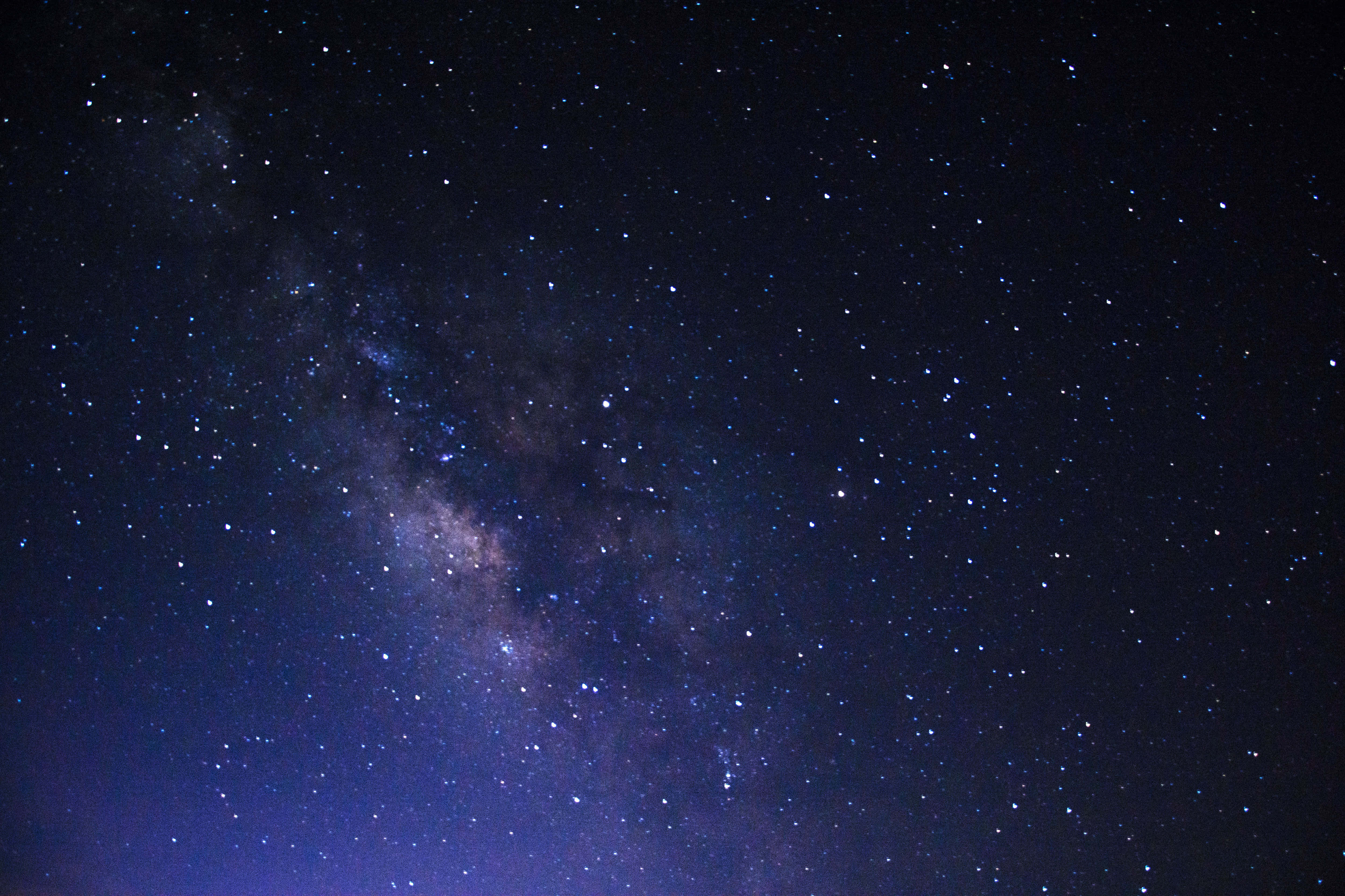 夜空 桌布 壁紙 — 令人驚嘆的銀河系景觀，在深靛藍色的夜空中閃爍著無數星星。