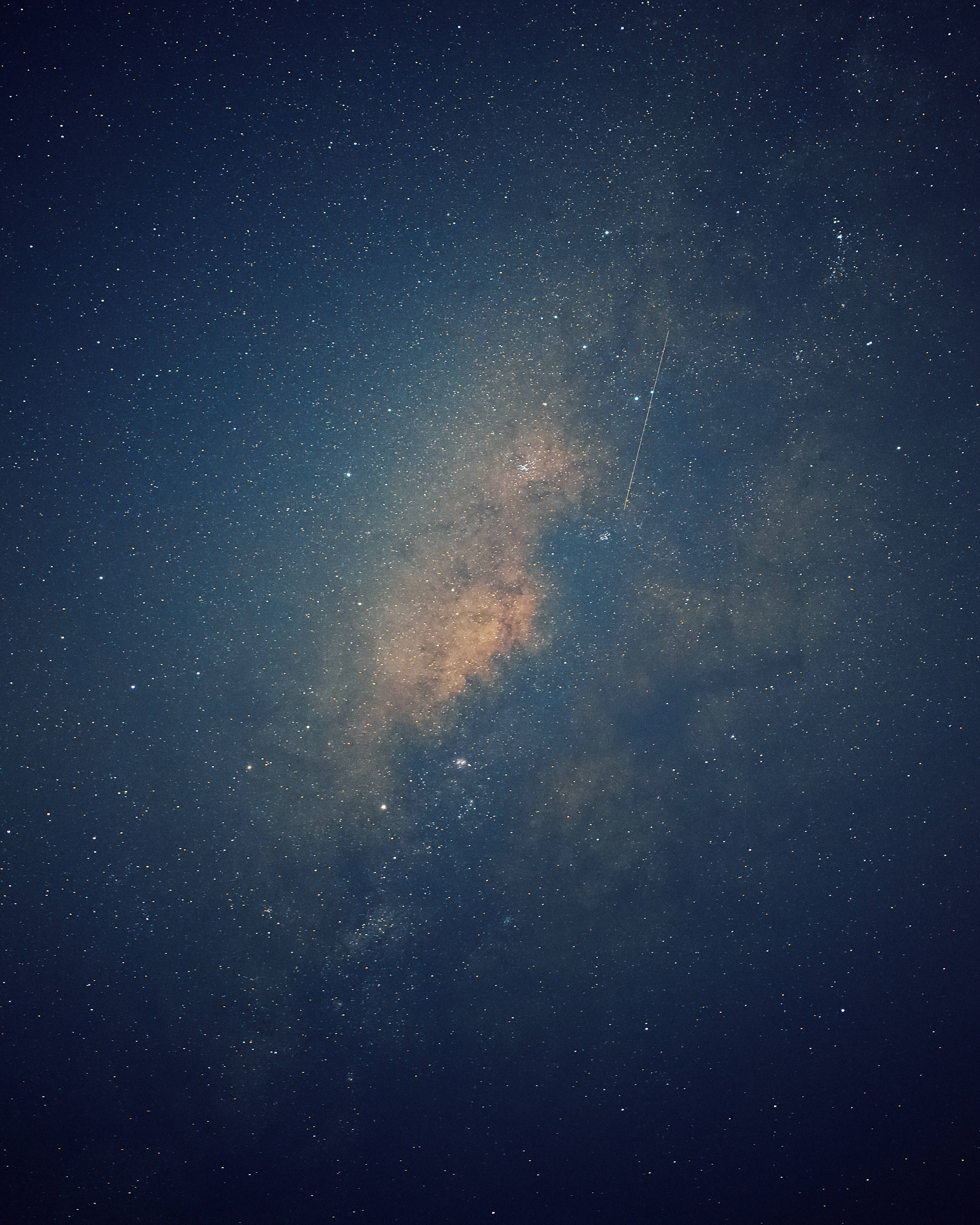 Milky 桌布 壁紙 — 令人驚嘆的銀河系景觀，在深靛藍色的夜空中閃耀著金色塵埃和無數星星。