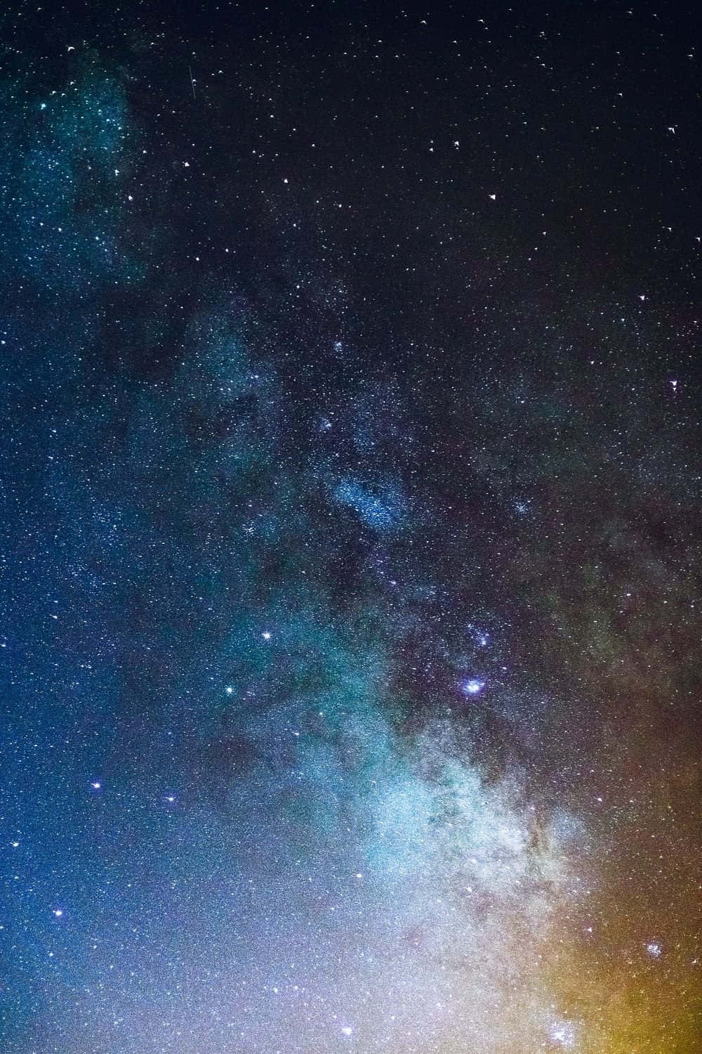 Stars 桌布 壁紙 — 令人驚嘆的銀河系景觀，在繁星點點的夜空下閃耀著鮮豔的藍色和金色。