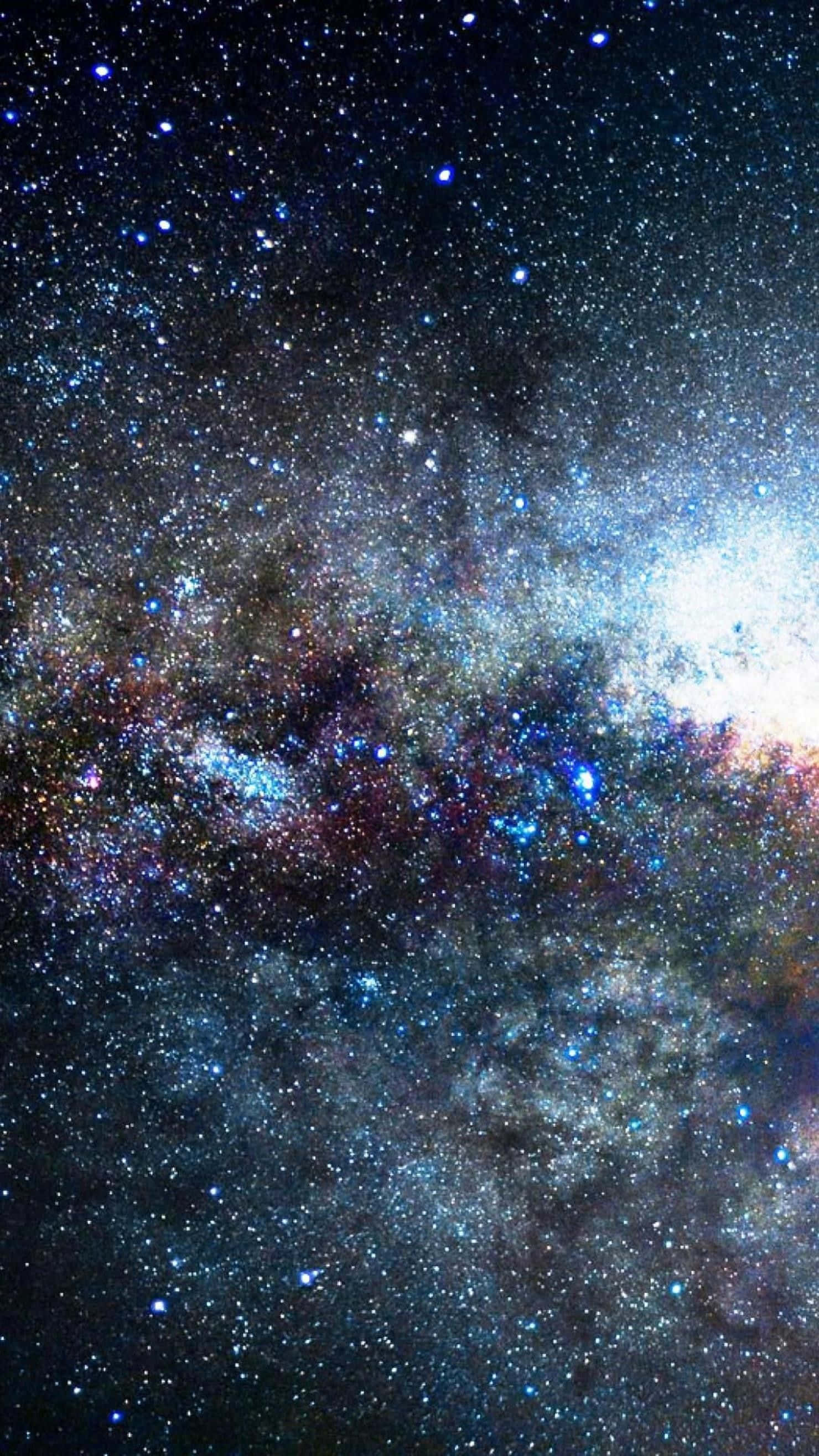 攝影 桌布 壁紙 — 令人驚嘆的銀河系景觀，藍色和紫色的星雲在繁星點點的宇宙背景下閃耀。