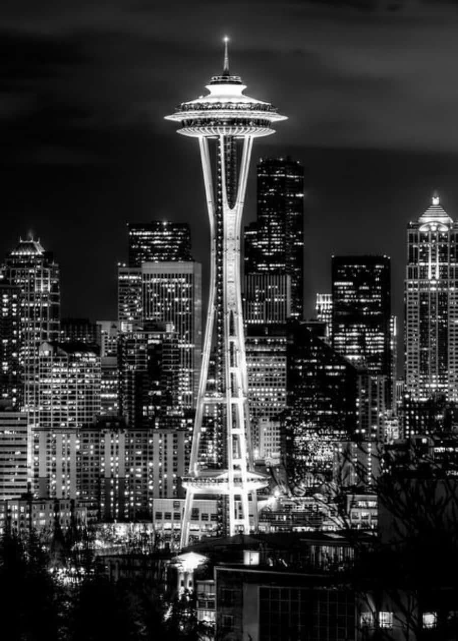 Seattle Black And White 桌布 壁紙 — 令人驚嘆的黑白夜景，展現西雅圖市中心閃爍的天際線上，燈火通明的太空針塔。