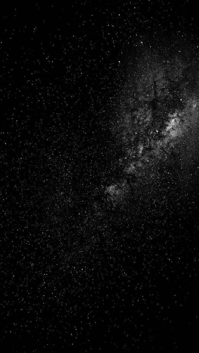 OLED 桌布 壁紙 — 令人驚嘆的黑白視圖，銀河系橫跨佈滿星星的夜空。