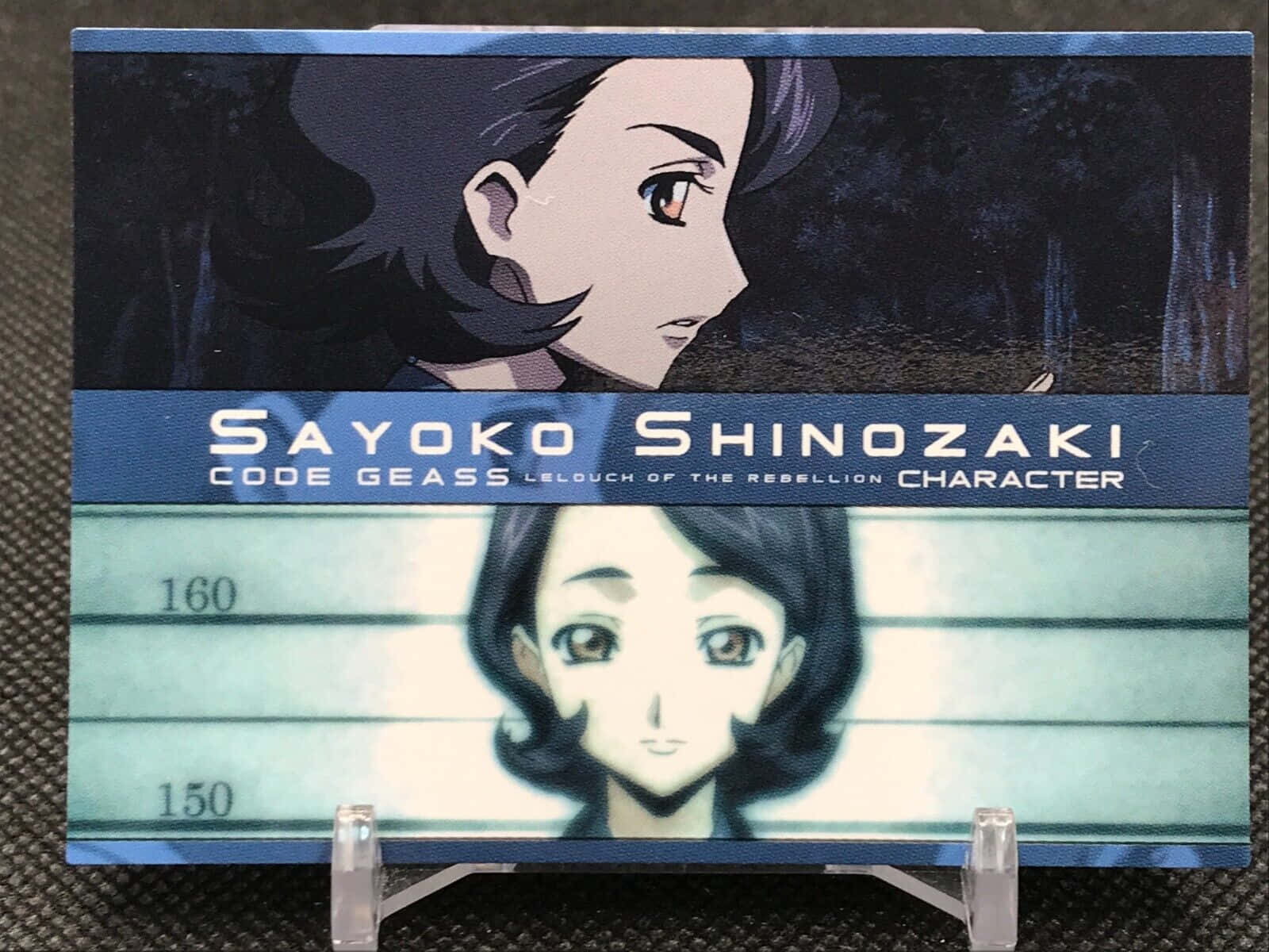 Sayoko Shinozaki 桌布 壁紙 — 以《Code Geass》中的篠崎咲世子為主角的動漫角色卡，在黑暗森林背景下展示側面和面部照片風格的肖像。