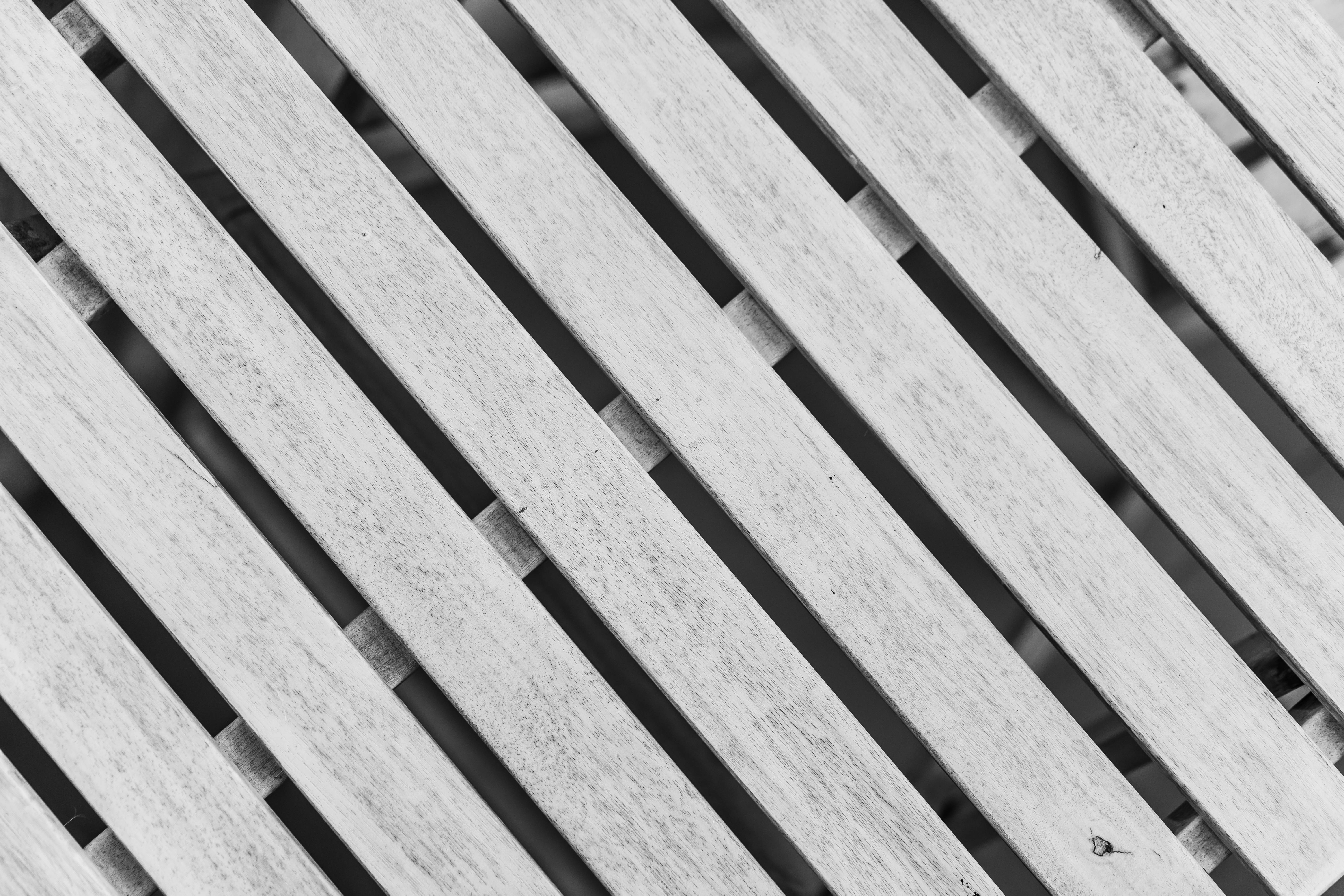 Wood Texture 桌布 壁紙 — 以單色捕捉風化白色木長凳的對角線板條，呈現深沉的陰影對比。