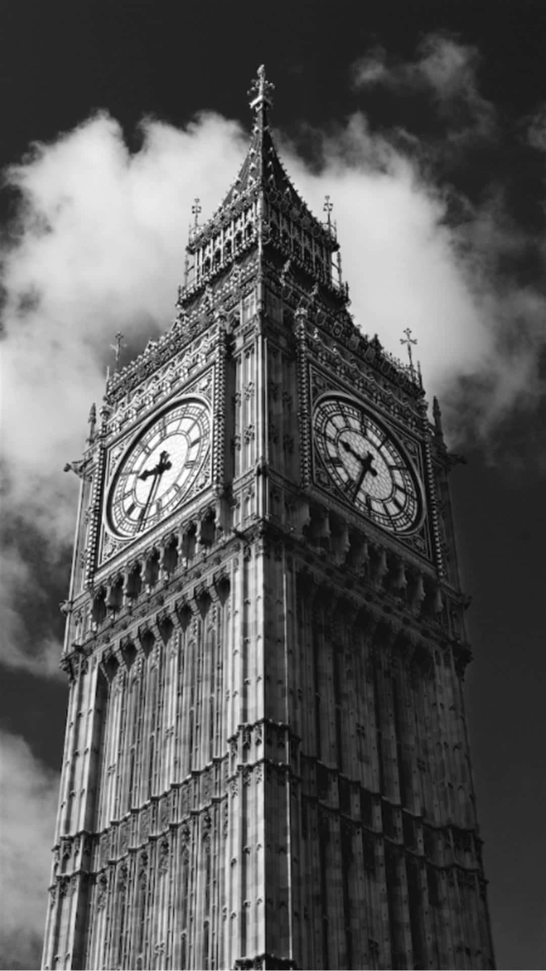 London iPhone 桌布 壁紙 — 以多雲天空為背景，低角度拍攝伊莉莎白塔鐘面的戲劇性黑白照片。