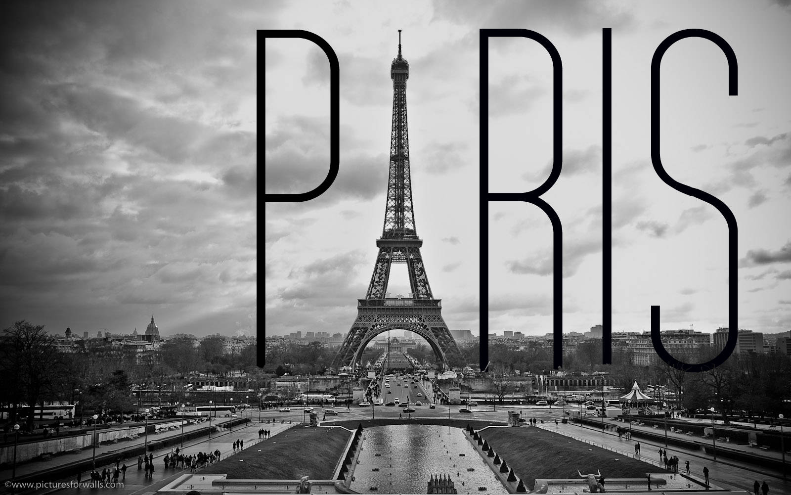 巴黎 桌布 壁紙 — 以多雲天空為背景，粗體「PARIS」文字框住的艾菲爾鐵塔黑白景觀。